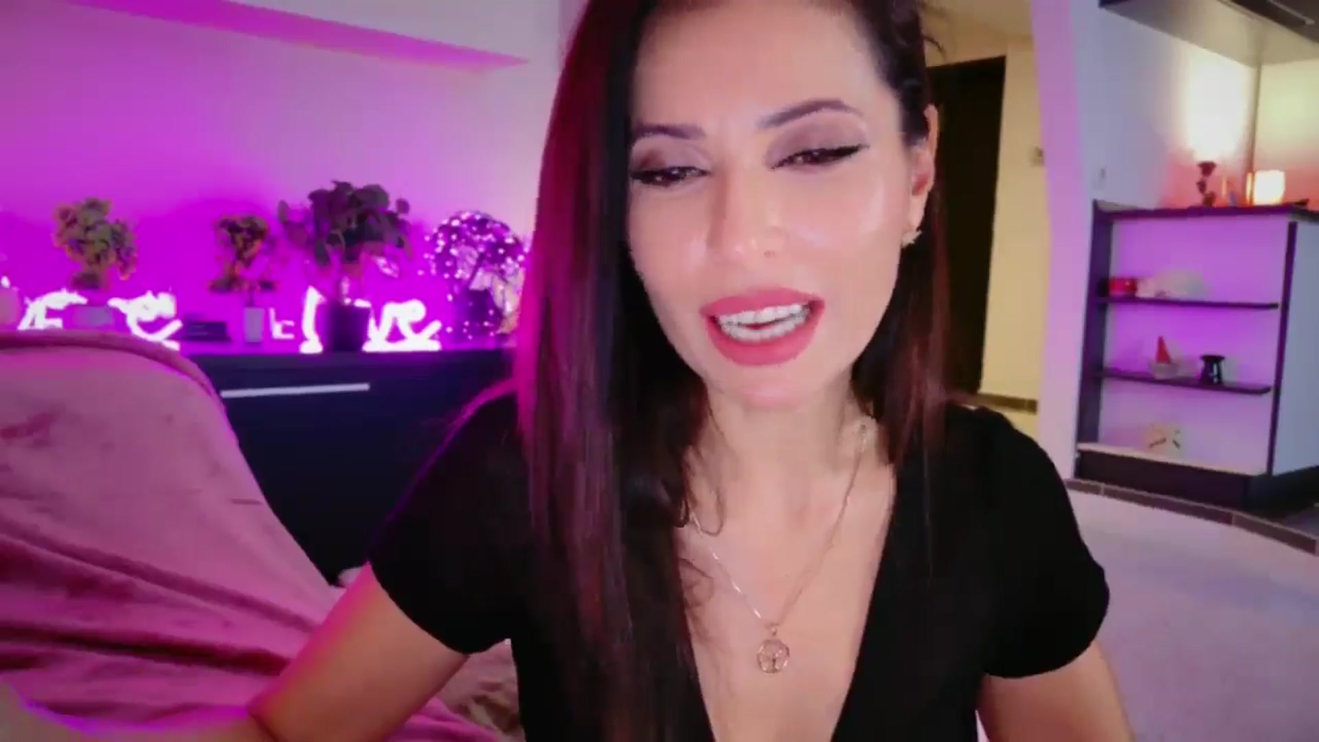 Gallery image thumbnail from SmileyTinaa's myfreecams stream on, 12/30/2025, 24:04 image 16 of 20