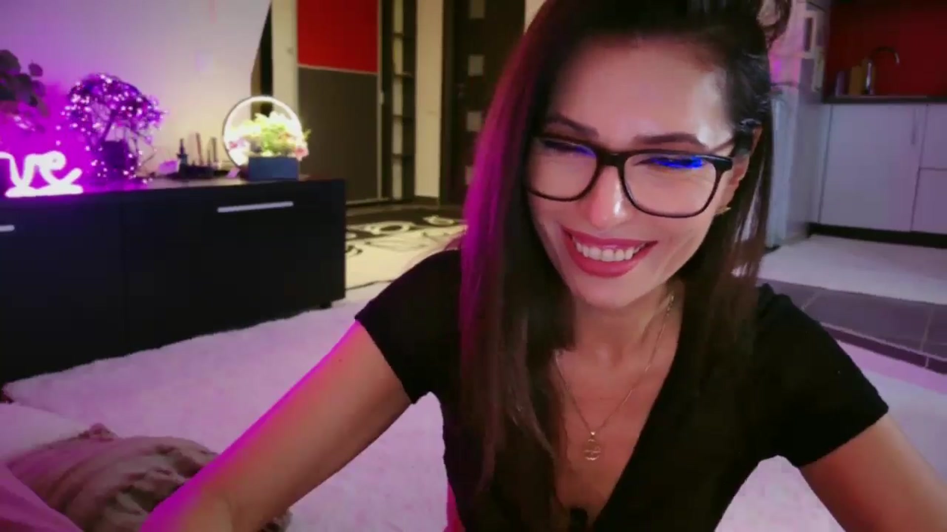 Gallery image thumbnail from SmileyTinaa's myfreecams stream on, 12/30/2025, 24:04 image 14 of 20