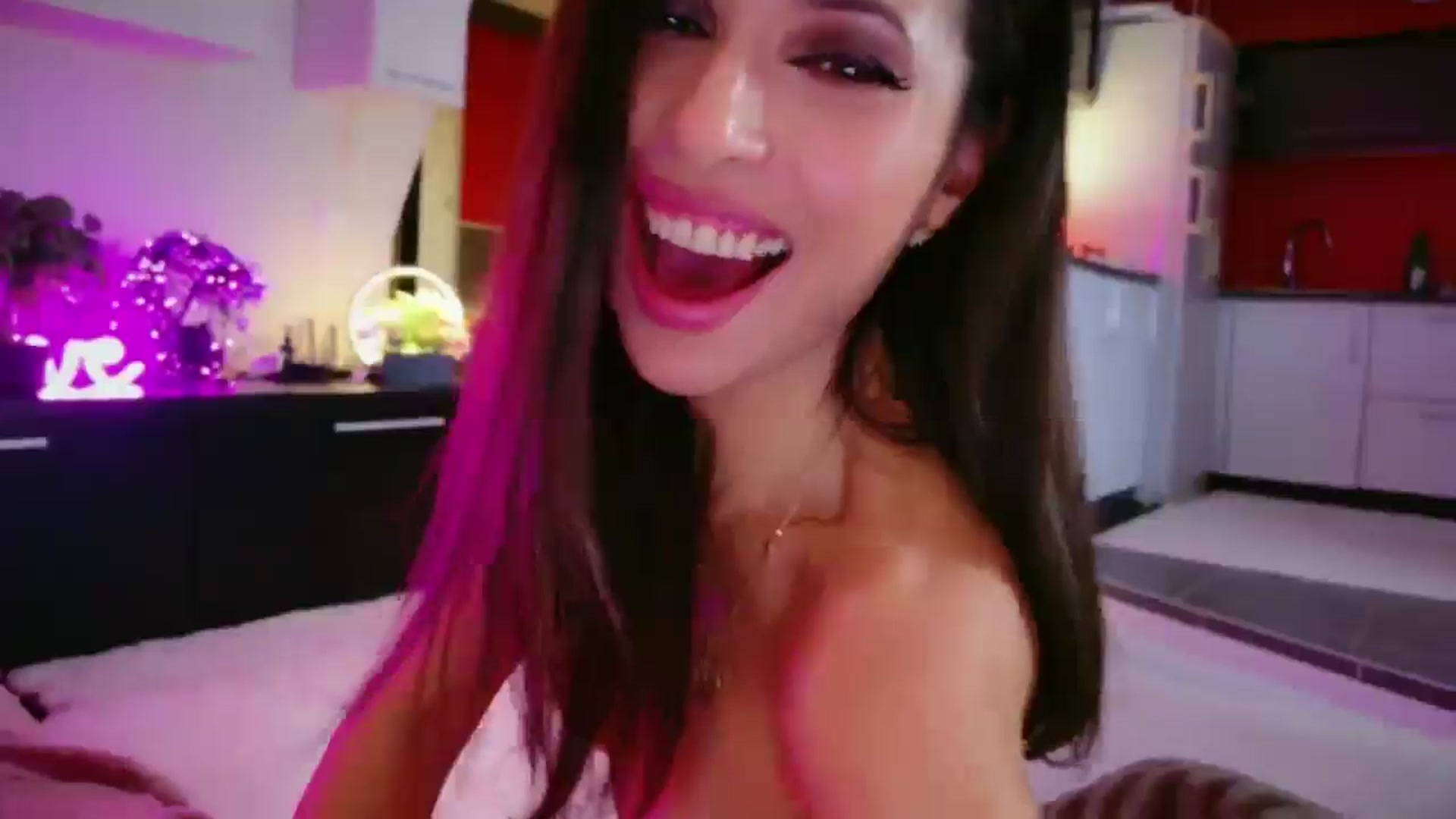 Gallery image thumbnail from SmileyTinaa's myfreecams stream on, 01/03/2026, 24:05 image 15 of 20
