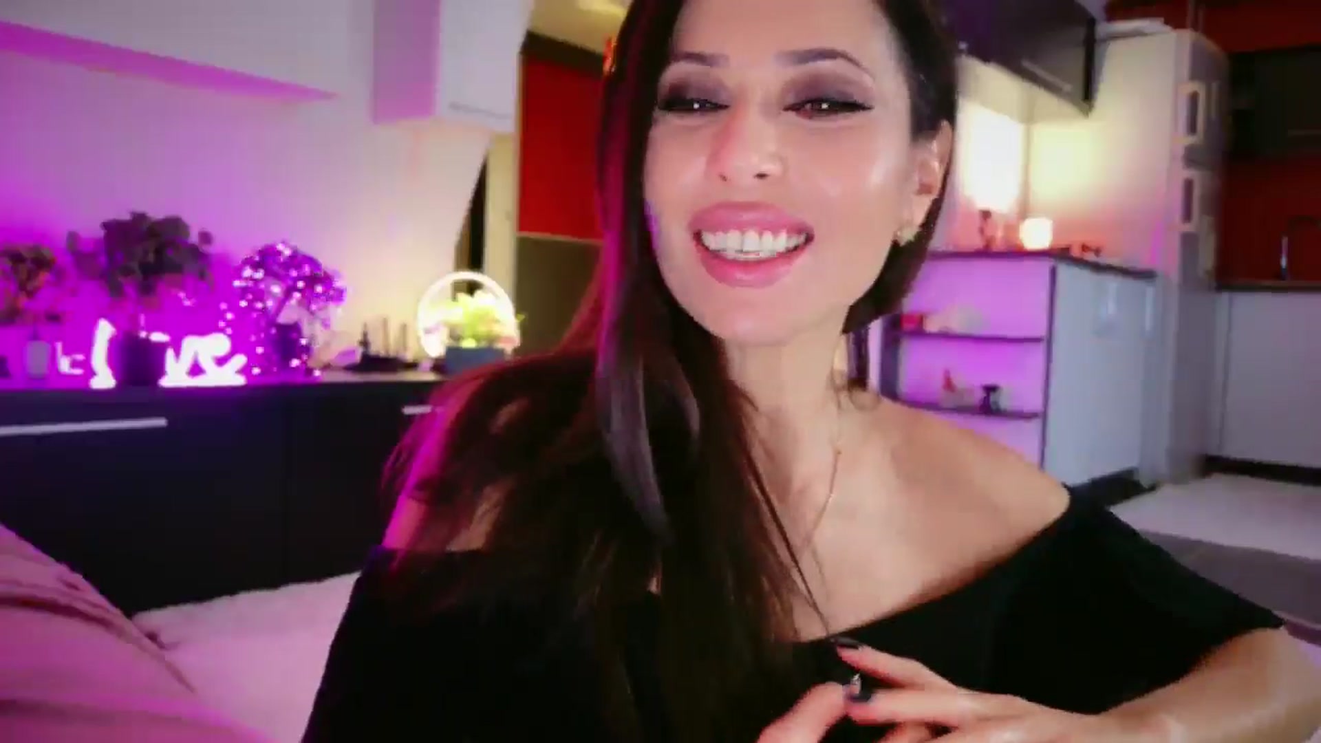 Gallery image thumbnail from SmileyTinaa's myfreecams stream on, 01/03/2026, 24:05 image 4 of 20