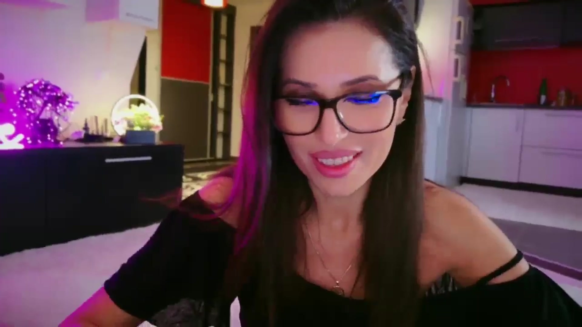 Gallery image thumbnail from SmileyTinaa's myfreecams stream on, 01/03/2026, 24:05 image 2 of 20