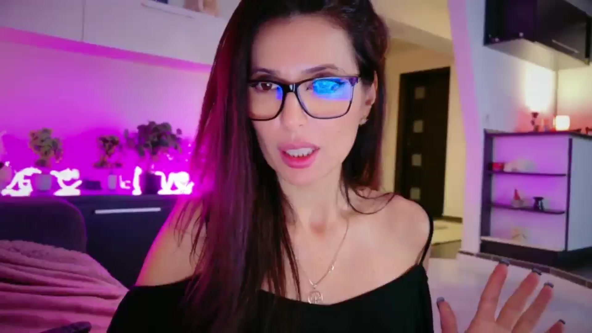 Gallery image thumbnail from SmileyTinaa's myfreecams stream on, 01/03/2026, 07:28 image 17 of 20