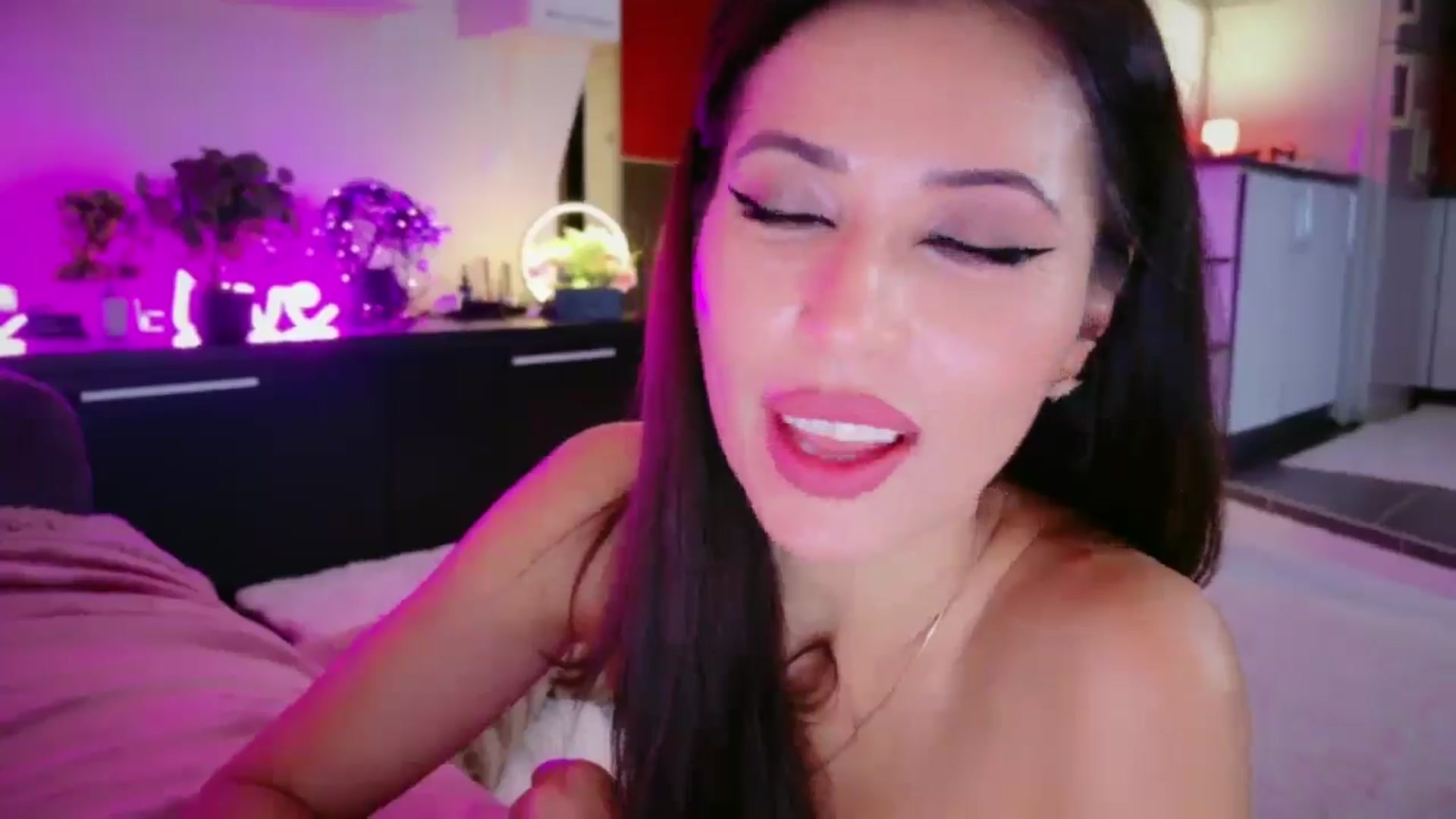 Gallery image thumbnail from SmileyTinaa's myfreecams stream on, 01/09/2026, 01:54 image 15 of 20