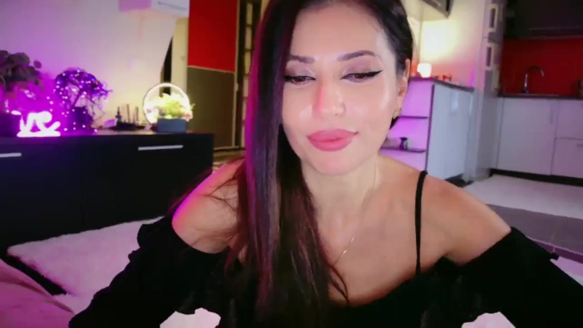 Gallery image thumbnail from SmileyTinaa's myfreecams stream on, 01/09/2026, 01:54 image 17 of 20