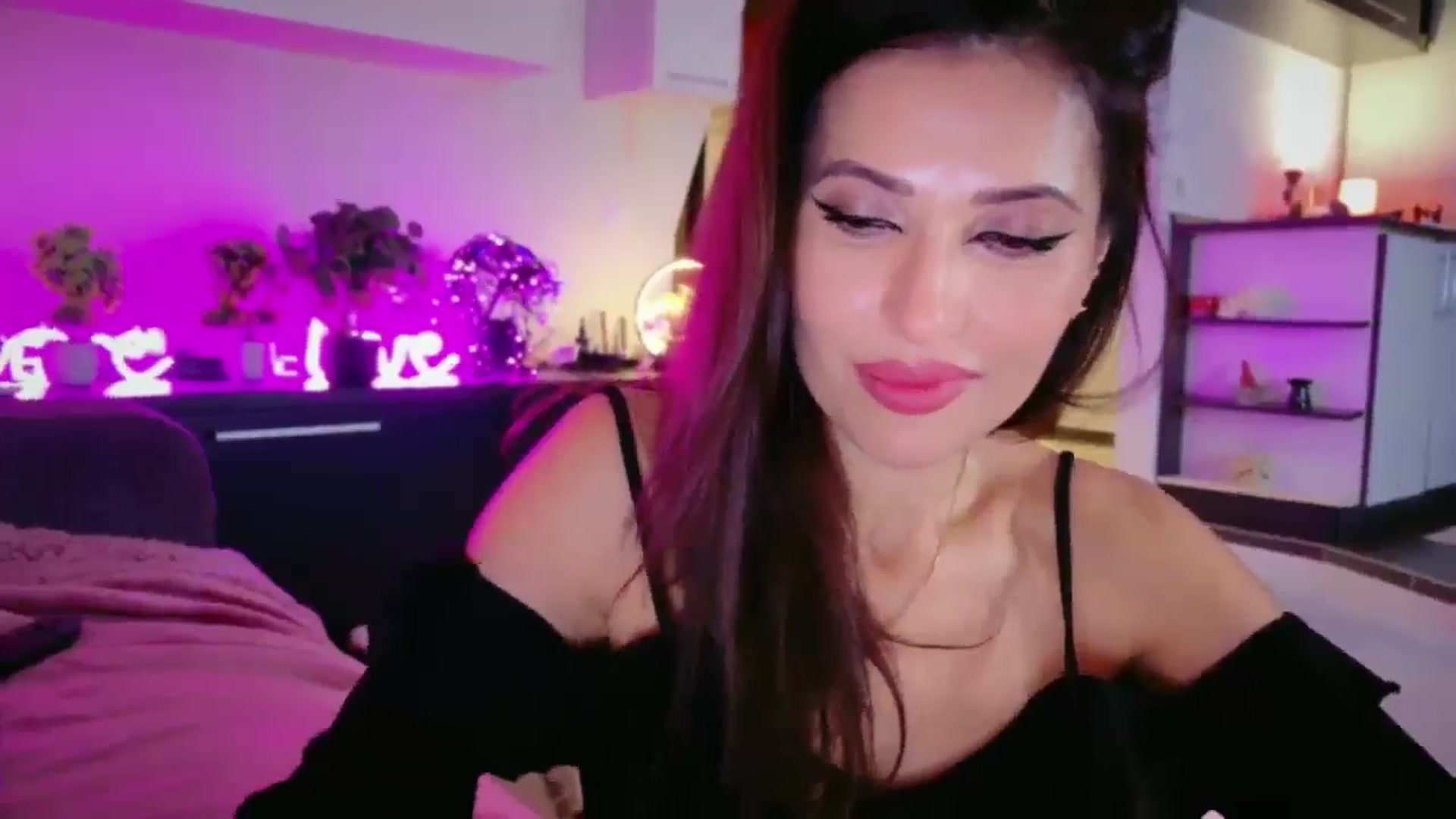 Gallery image thumbnail from SmileyTinaa's myfreecams stream on, 01/09/2026, 02:11 image 4 of 20