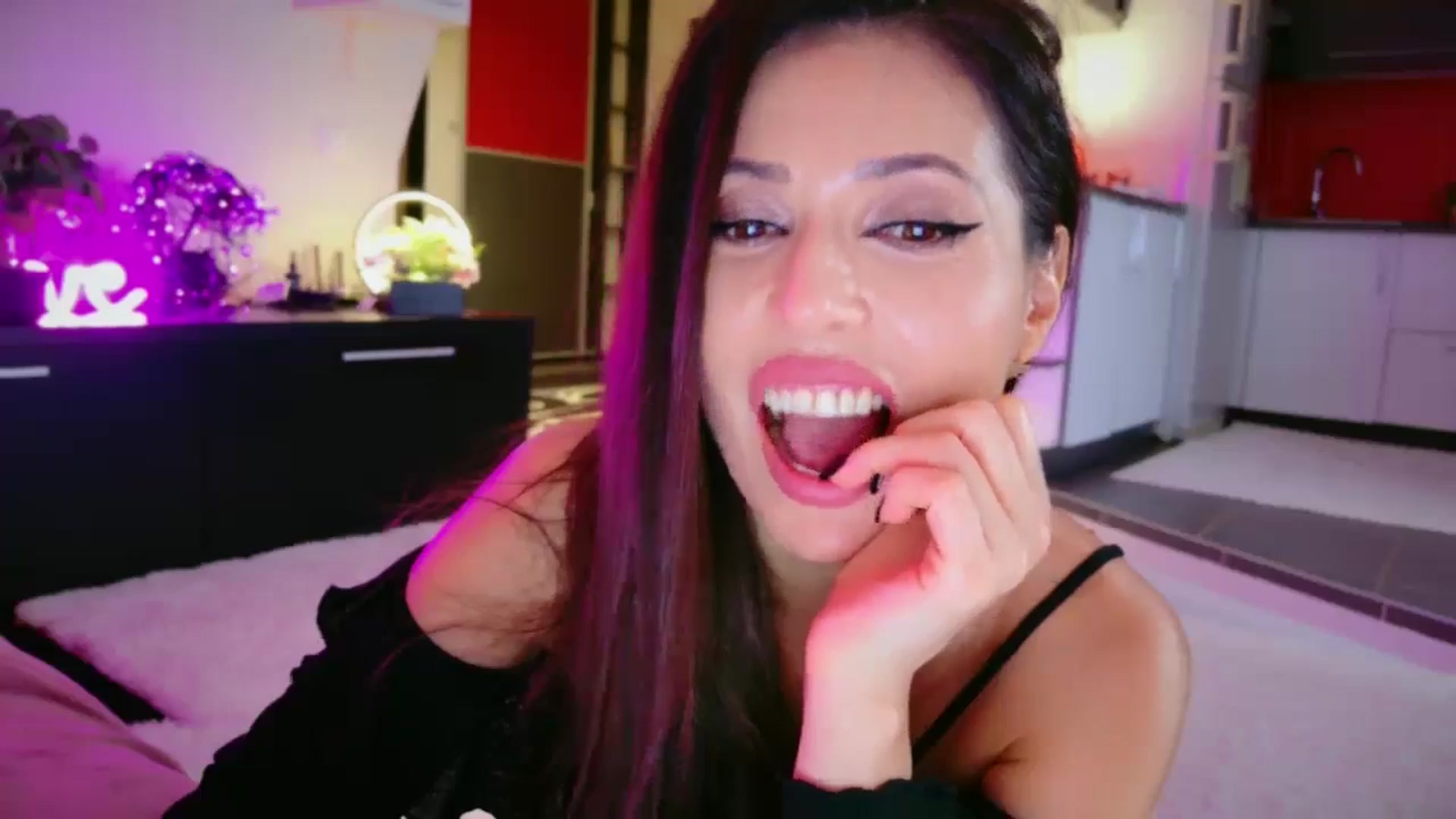 Gallery image thumbnail from SmileyTinaa's myfreecams stream on, 01/09/2026, 02:11 image 7 of 20