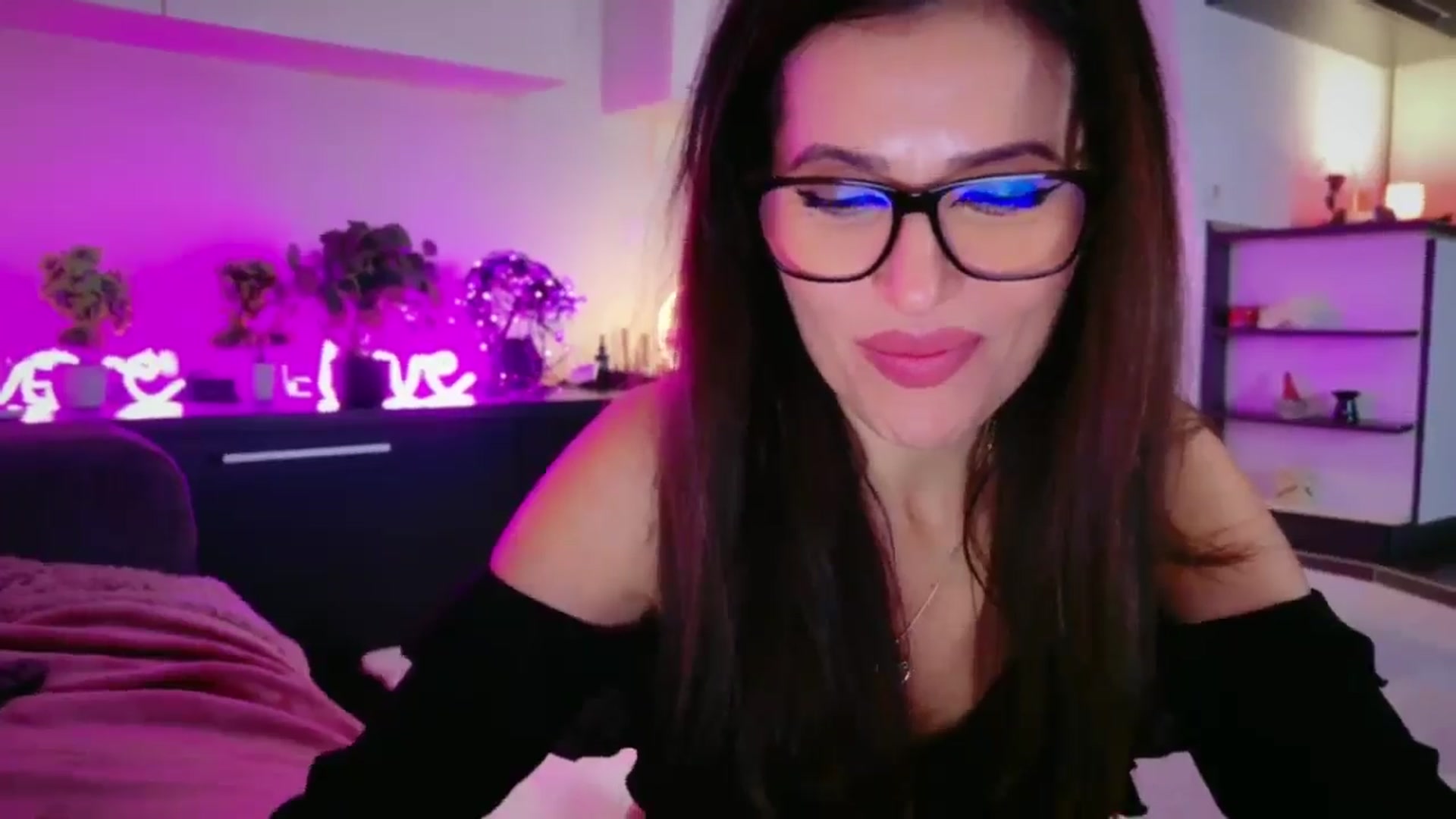 Gallery image thumbnail from SmileyTinaa's myfreecams stream on, 01/09/2026, 04:10 image 6 of 20