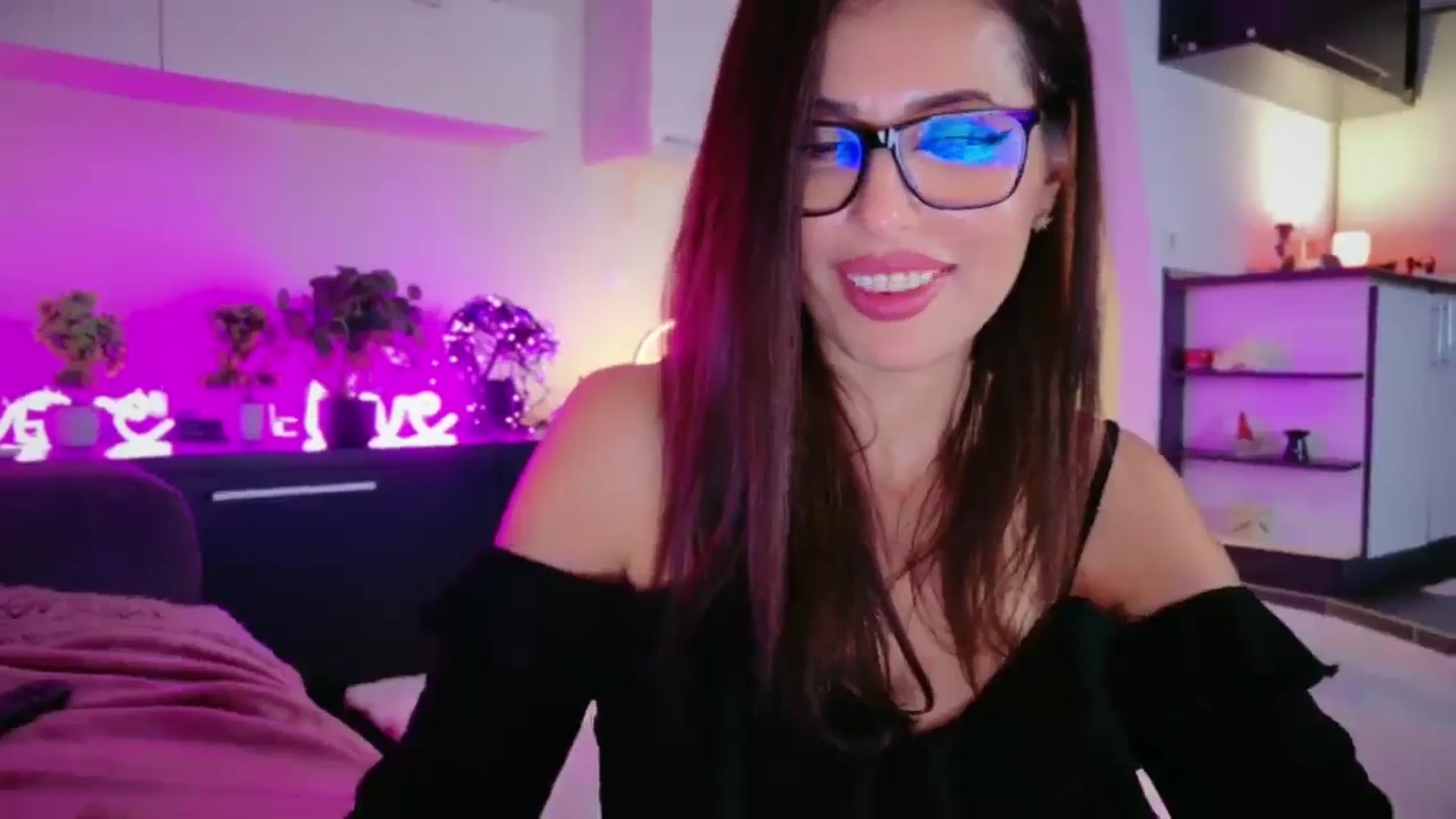 Gallery image thumbnail from SmileyTinaa's myfreecams stream on, 01/09/2026, 04:10 image 14 of 20
