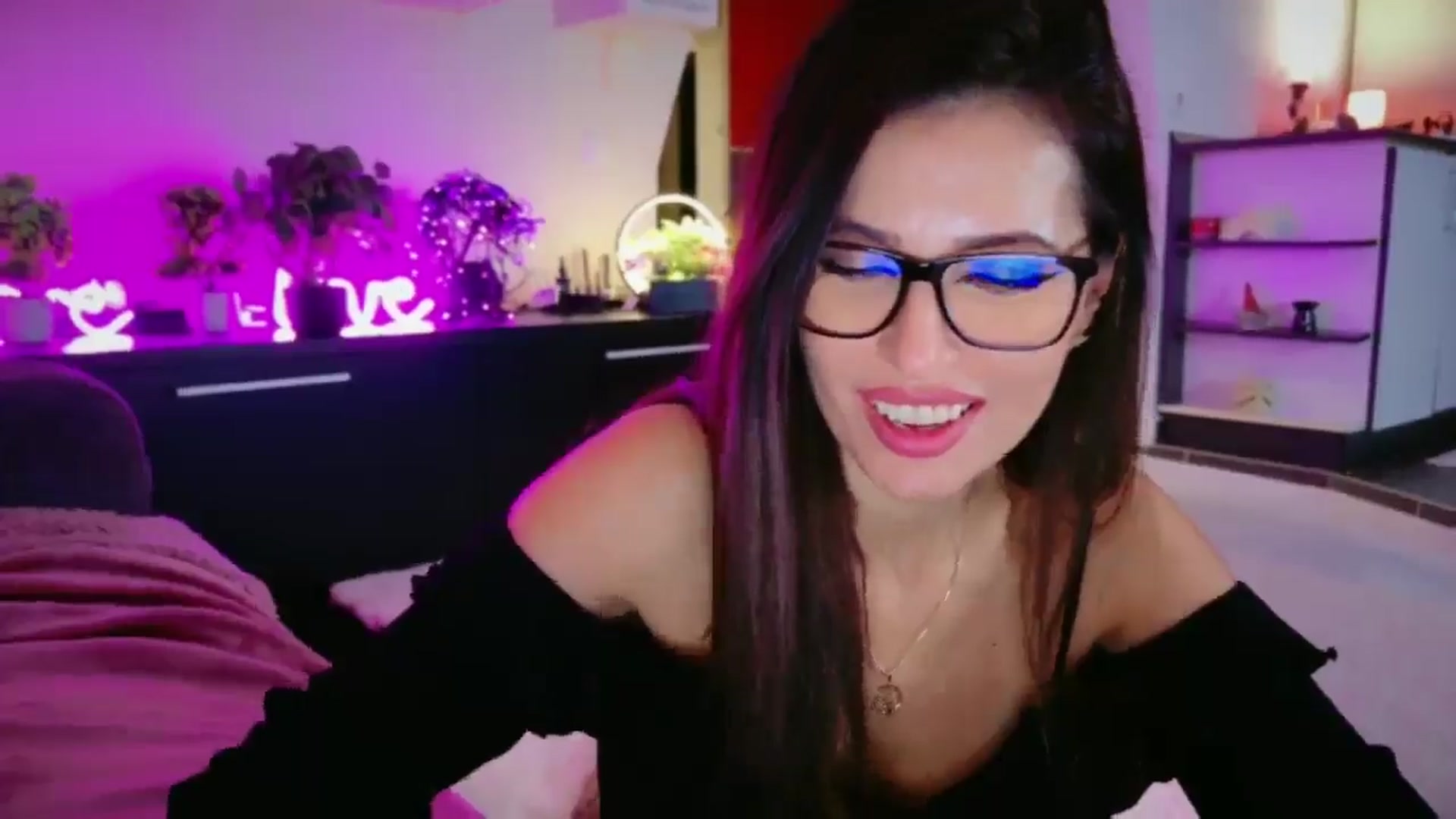 Gallery image thumbnail from SmileyTinaa's myfreecams stream on, 01/09/2026, 04:10 image 12 of 20