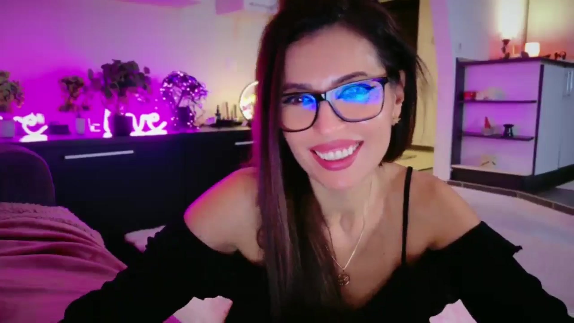 Gallery image thumbnail from SmileyTinaa's myfreecams stream on, 01/09/2026, 04:10 image 7 of 20
