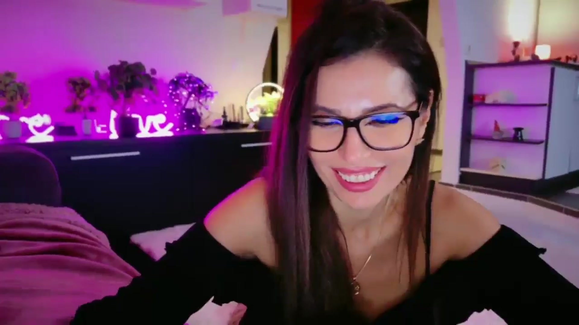 Gallery image thumbnail from SmileyTinaa's myfreecams stream on, 01/09/2026, 04:10 image 8 of 20
