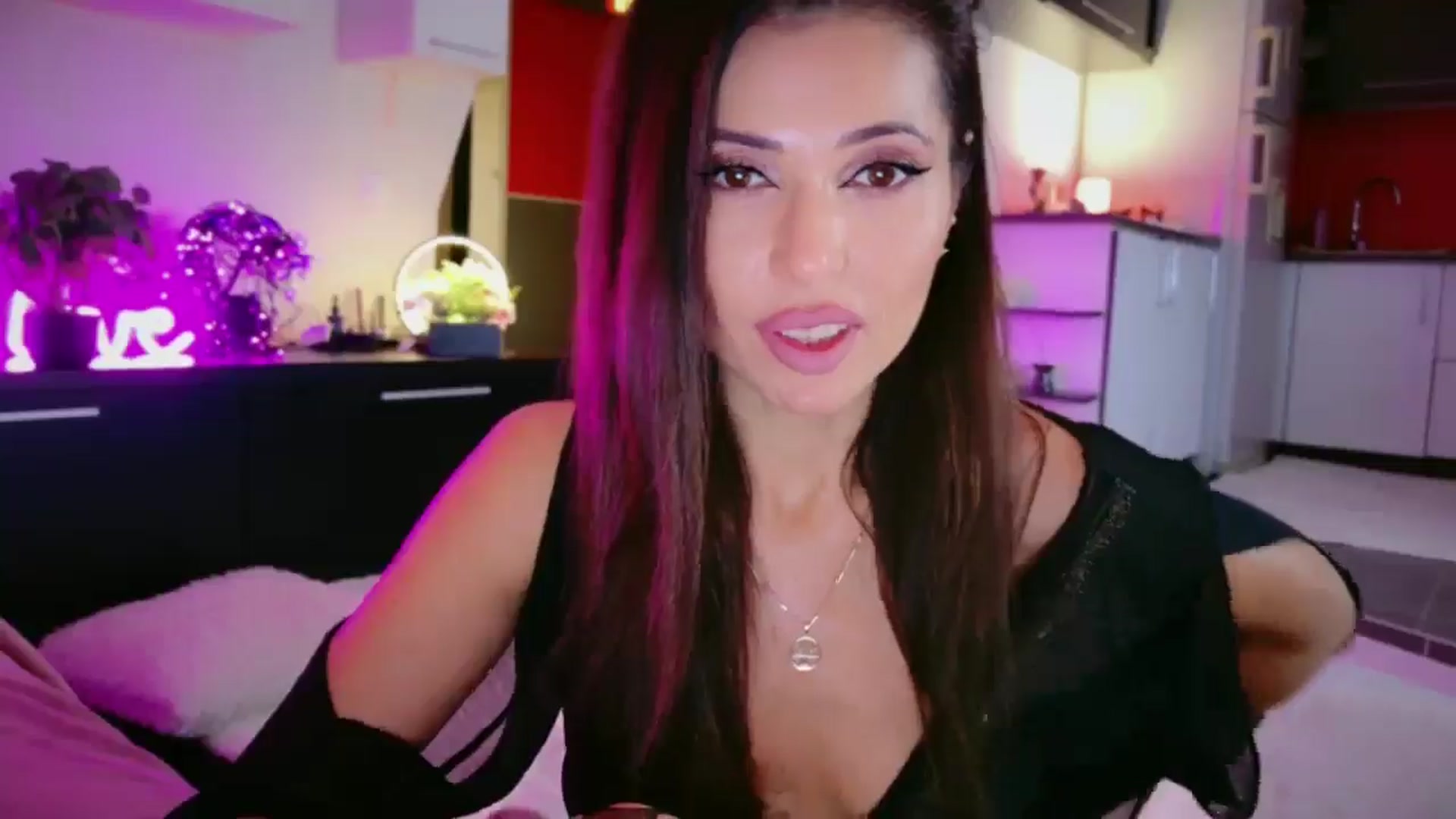 Gallery image thumbnail from SmileyTinaa's myfreecams stream on, 01/10/2026, 24:01 image 18 of 20