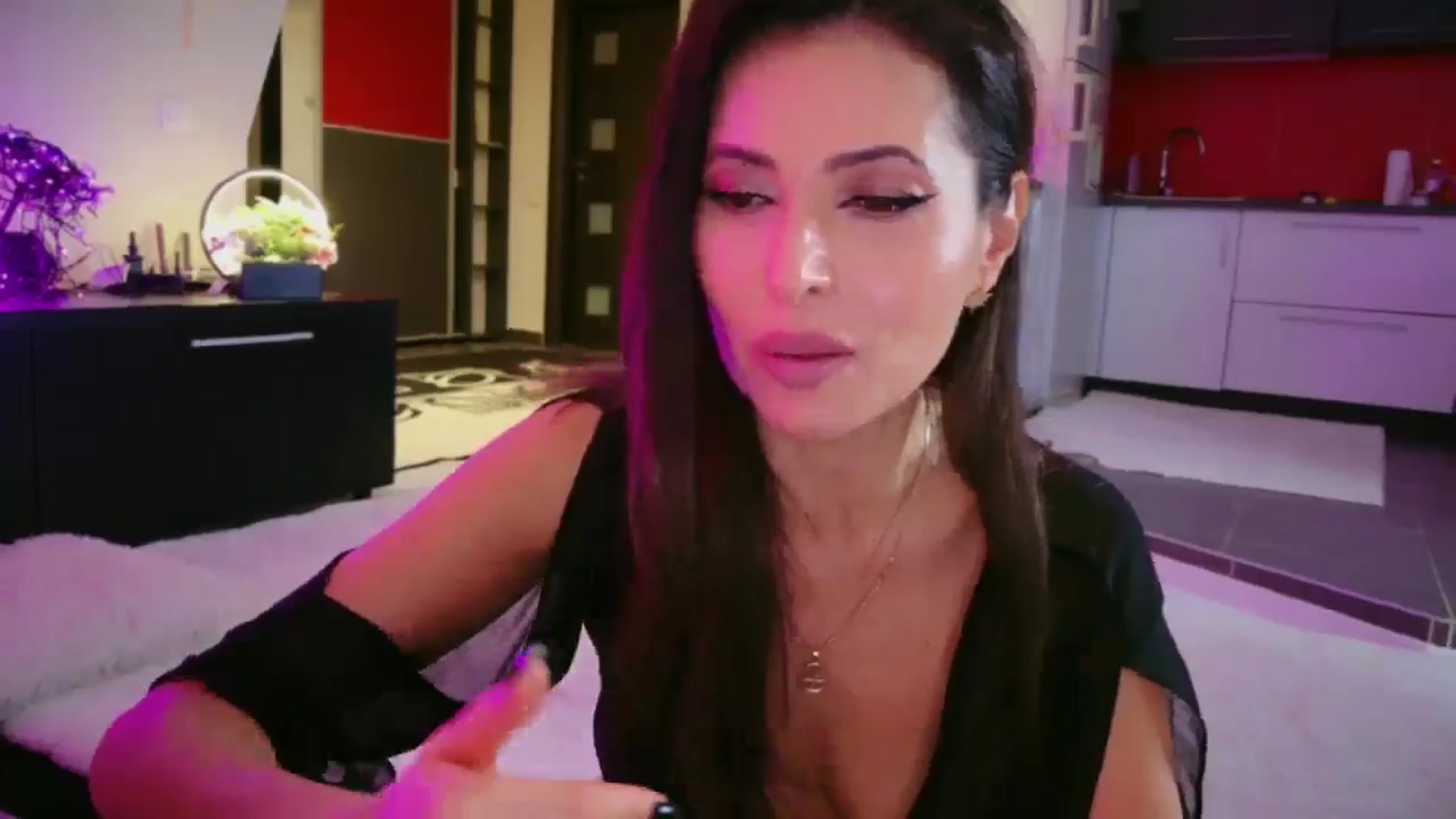 Gallery image thumbnail from SmileyTinaa's myfreecams stream on, 01/10/2026, 24:01 image 3 of 20