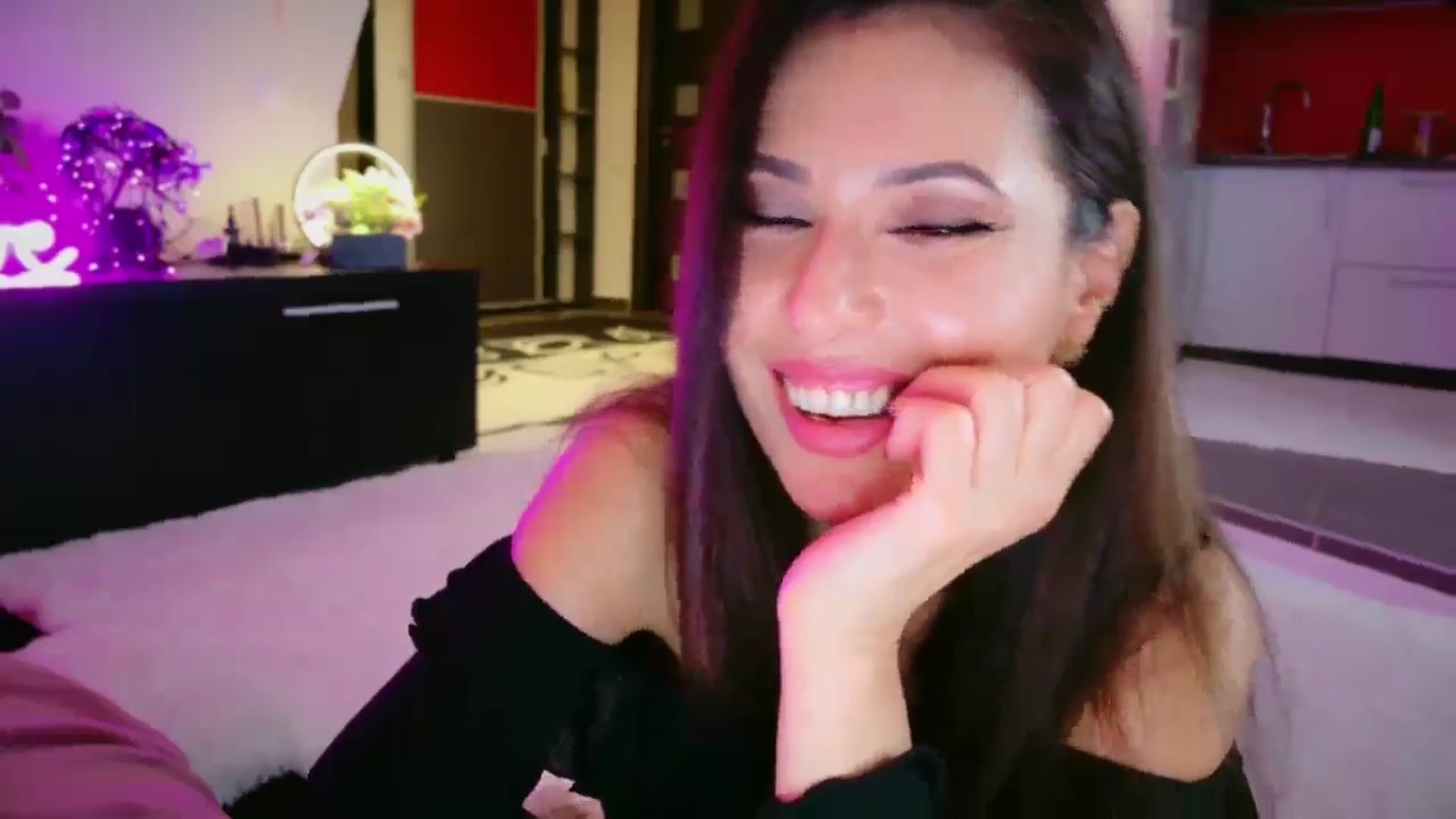 Gallery image thumbnail from SmileyTinaa's myfreecams stream on, 01/16/2026, 02:52 image 13 of 20