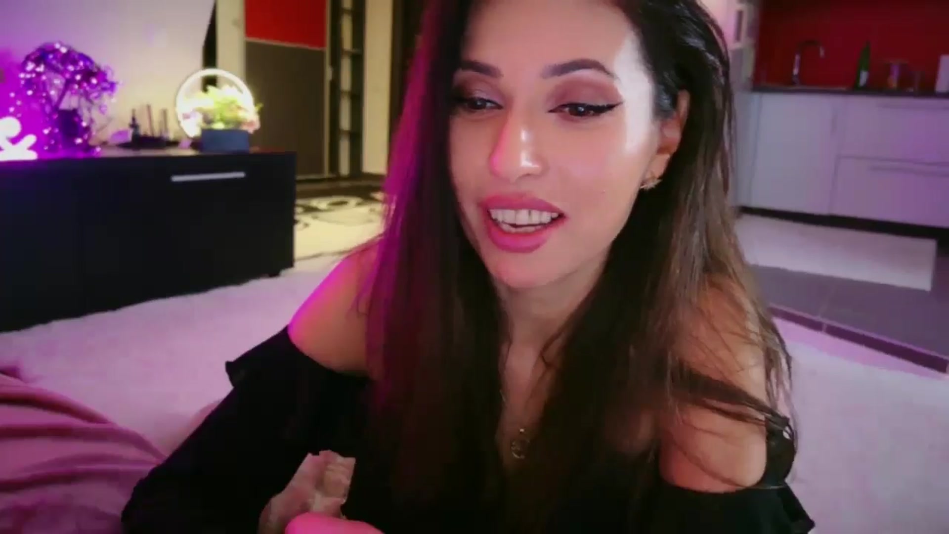 Gallery image thumbnail from SmileyTinaa's myfreecams stream on, 01/16/2026, 06:35 image 16 of 20