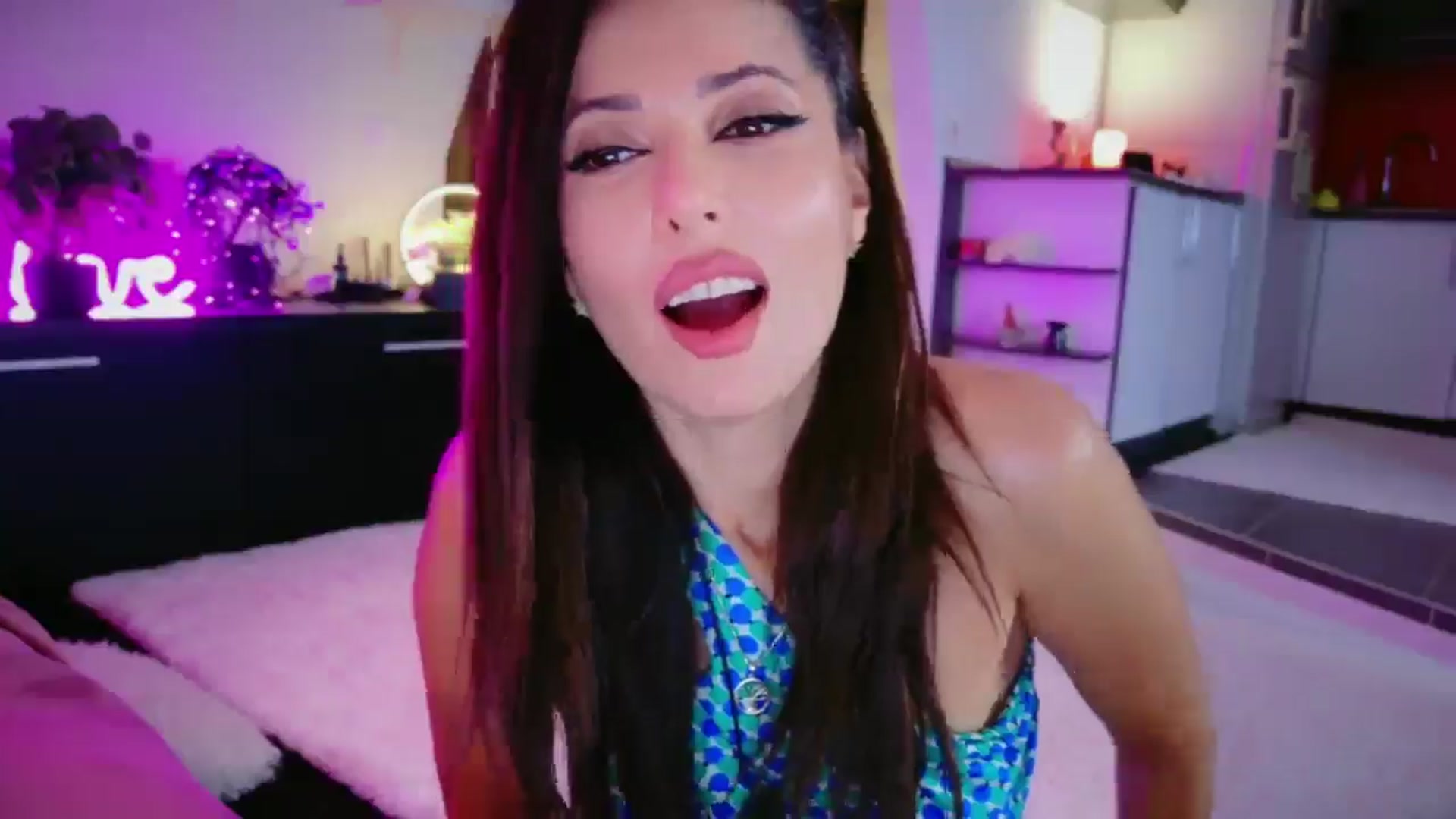Gallery image thumbnail from SmileyTinaa's myfreecams stream on, 02/14/2026, 24:02 image 4 of 20