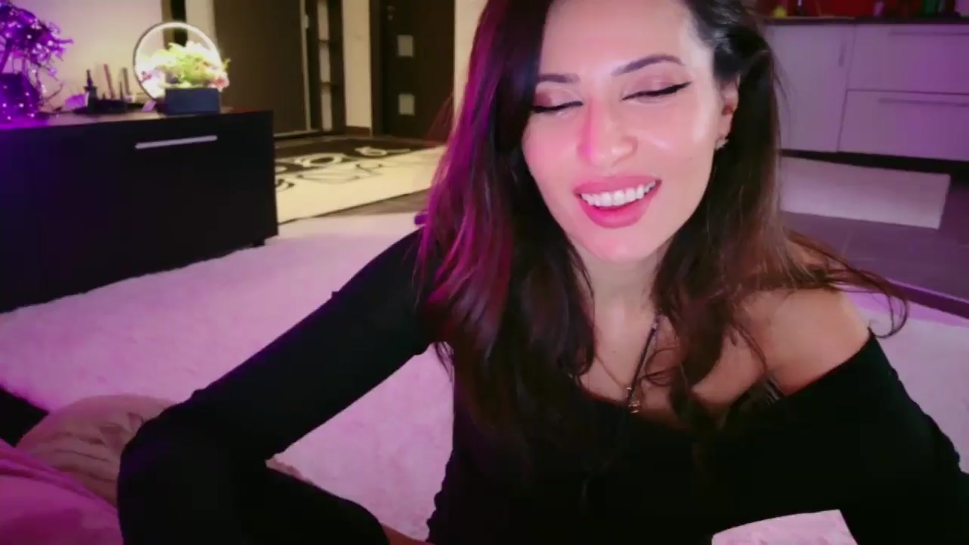 Gallery image thumbnail from SmileyTinaa's myfreecams stream on, 03/07/2026, 04:05 image 15 of 20