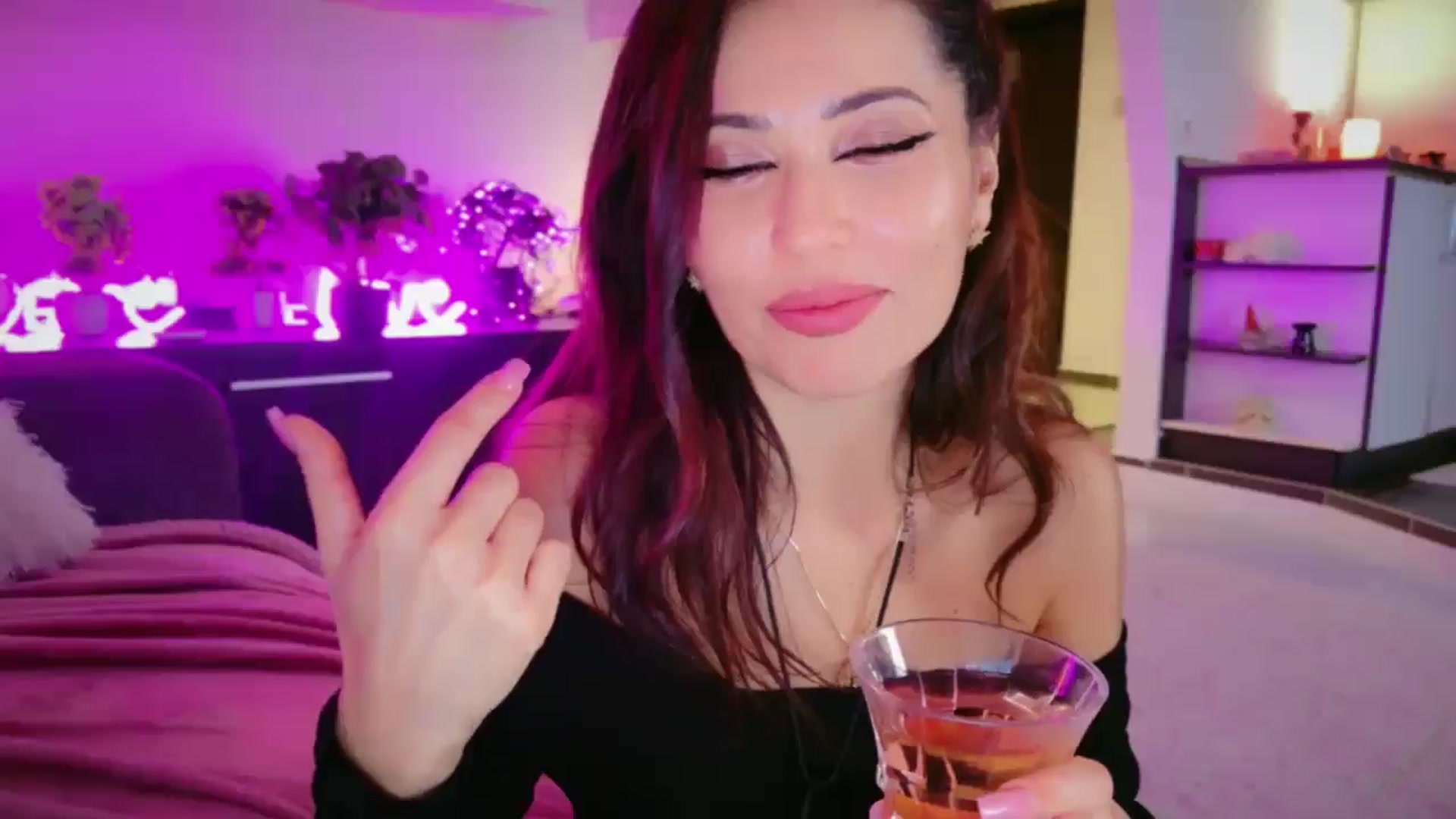 Gallery image thumbnail from SmileyTinaa's myfreecams stream on, 03/07/2026, 04:05 image 13 of 20