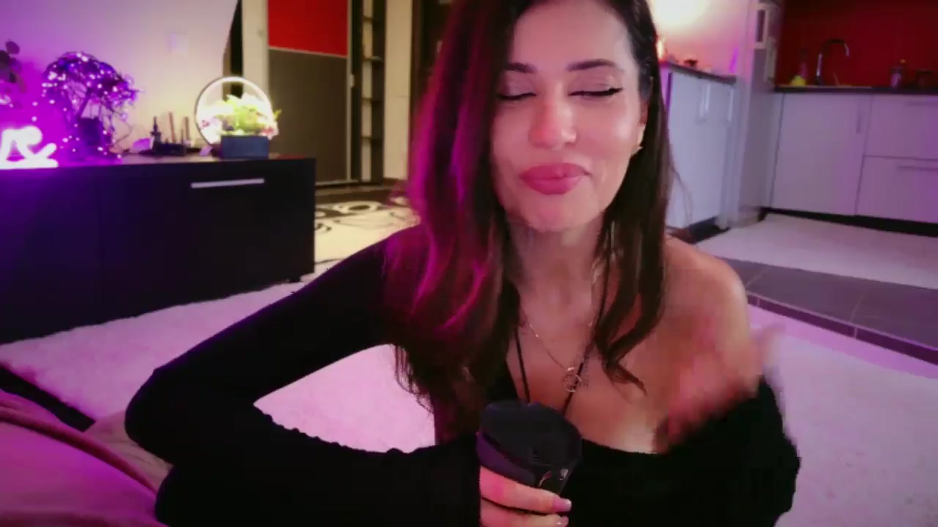Gallery image thumbnail from SmileyTinaa's myfreecams stream on, 03/07/2026, 04:05 image 18 of 20
