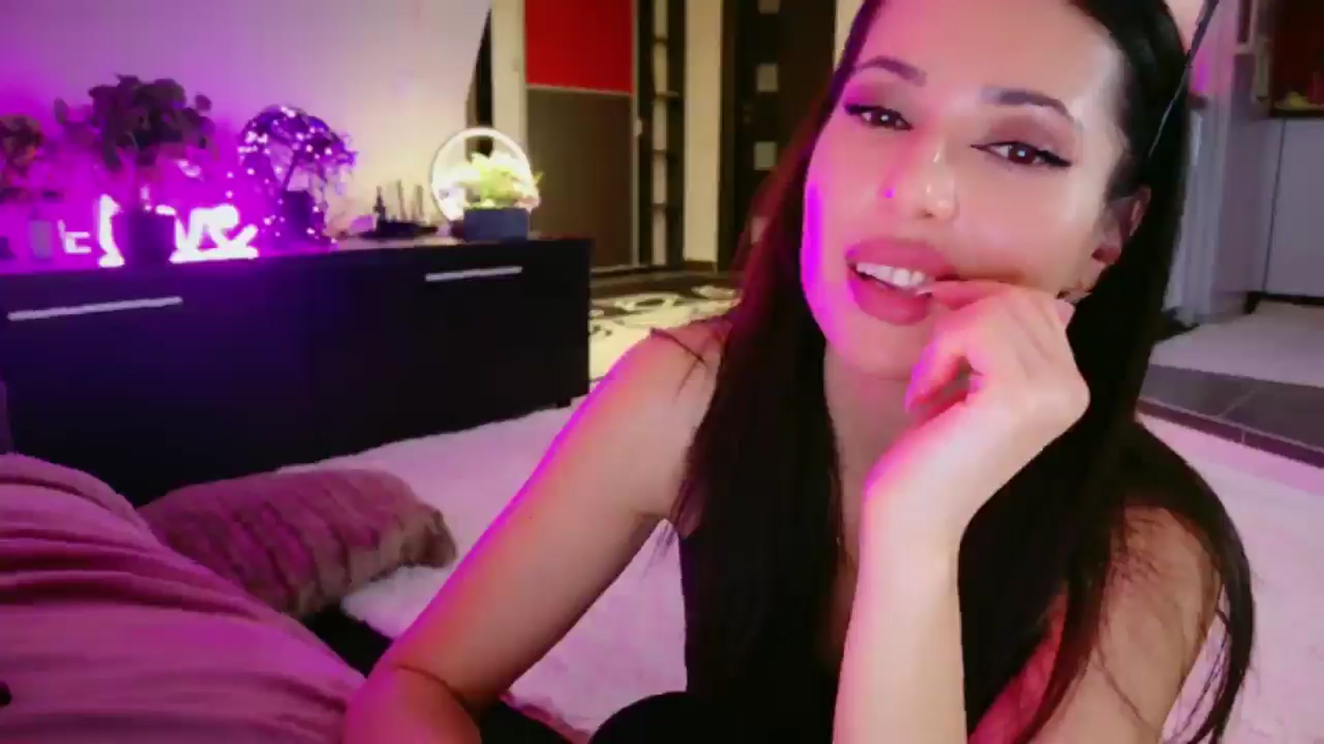 Gallery image thumbnail from SmileyTinaa's myfreecams stream on, 03/13/2026, 03:36 image 16 of 20