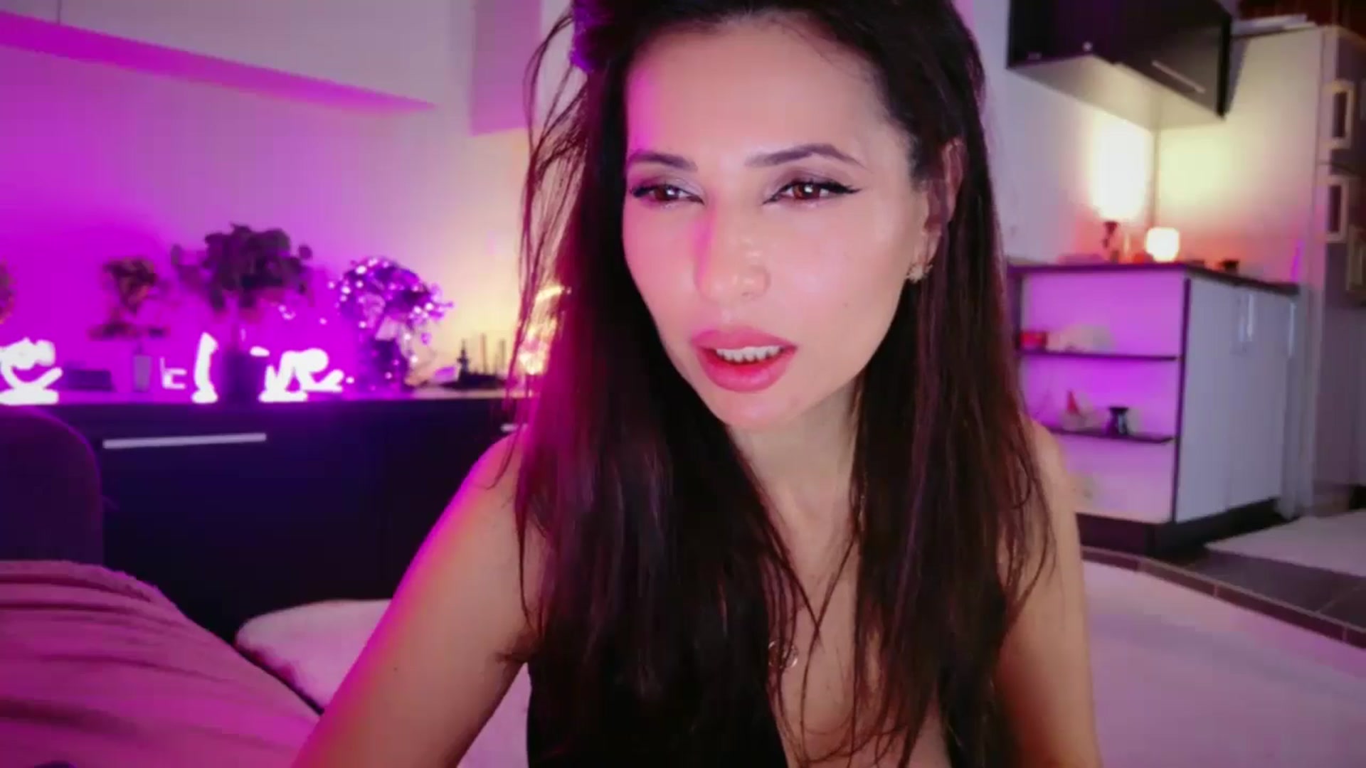 Gallery image thumbnail from SmileyTinaa's myfreecams stream on, 04/09/2026, 23:56 image 17 of 20