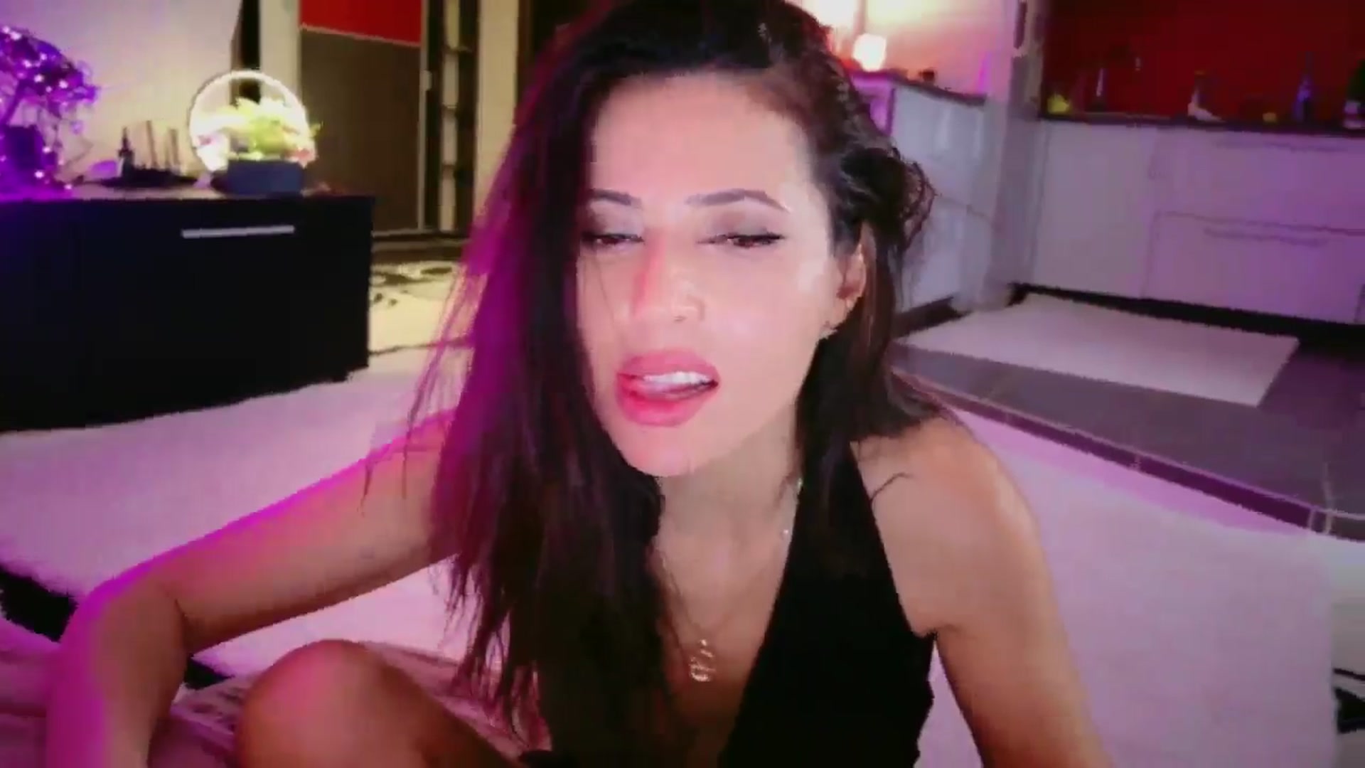 Gallery image thumbnail from SmileyTinaa's myfreecams stream on, 04/10/2026, 02:16 image 8 of 20