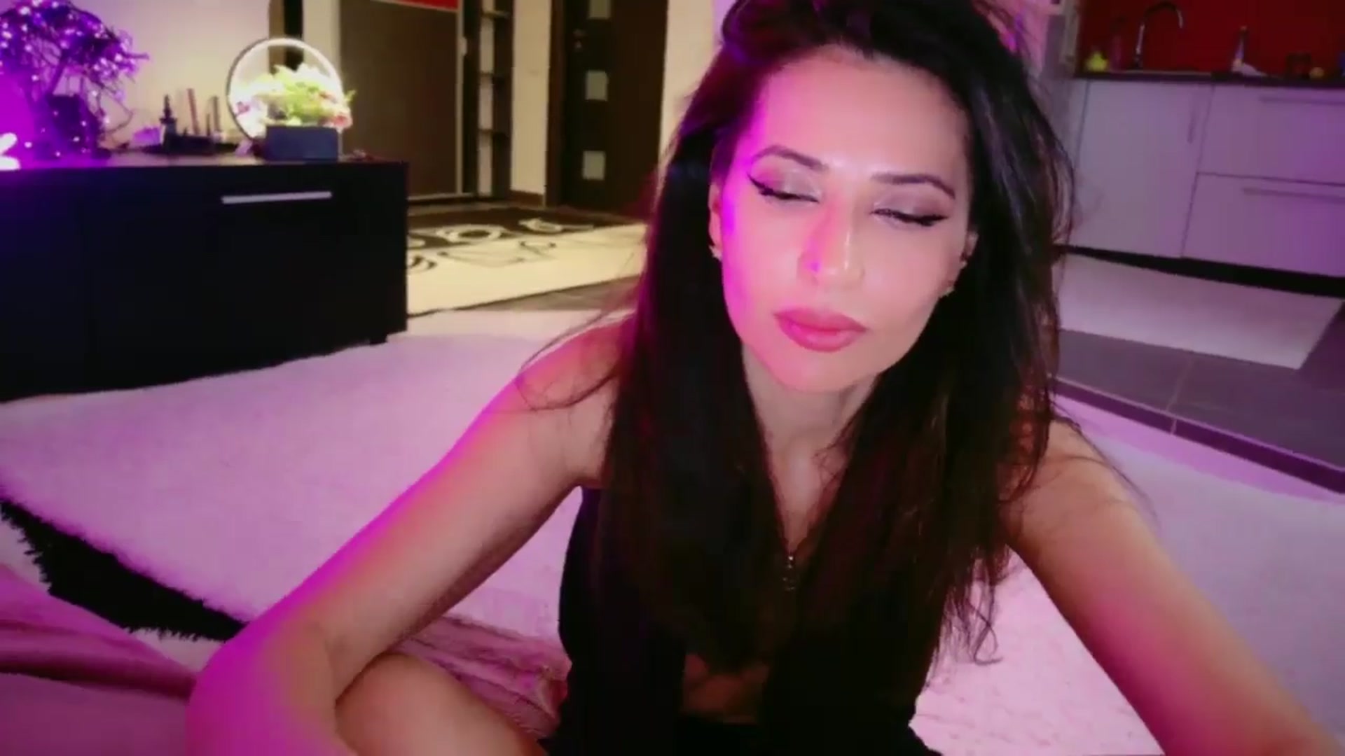 Gallery image thumbnail from SmileyTinaa's myfreecams stream on, 04/10/2026, 02:16 image 6 of 20