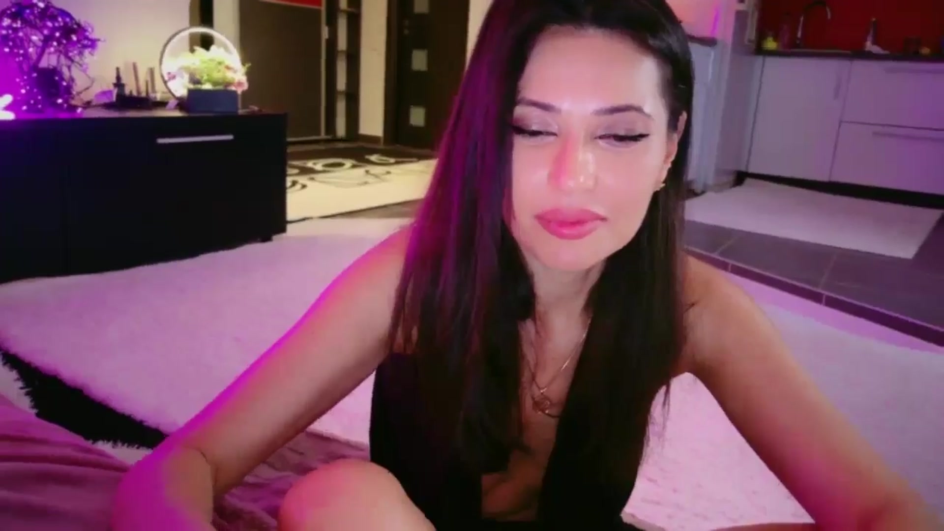 Gallery image thumbnail from SmileyTinaa's myfreecams stream on, 04/10/2026, 02:16 image 5 of 20