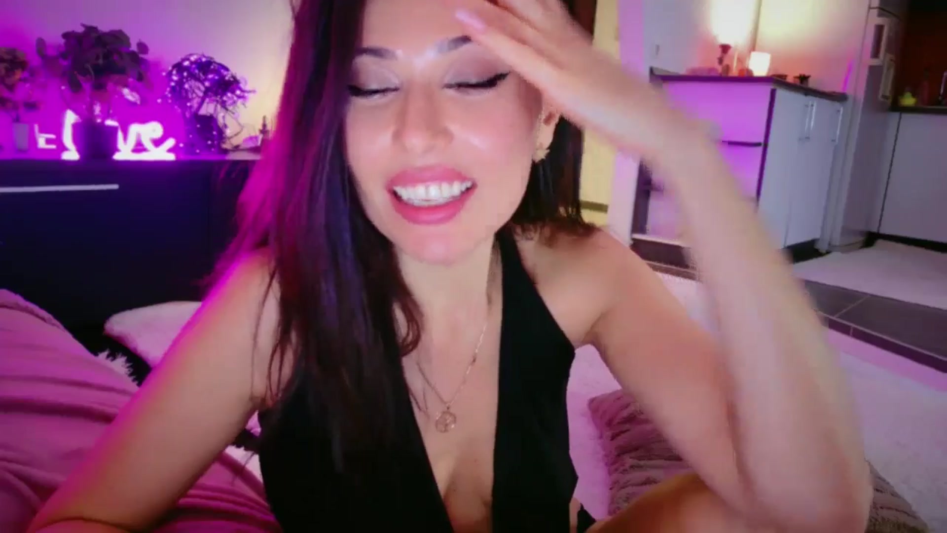Gallery image thumbnail from SmileyTinaa's myfreecams stream on, 04/10/2026, 07:17 image 19 of 20