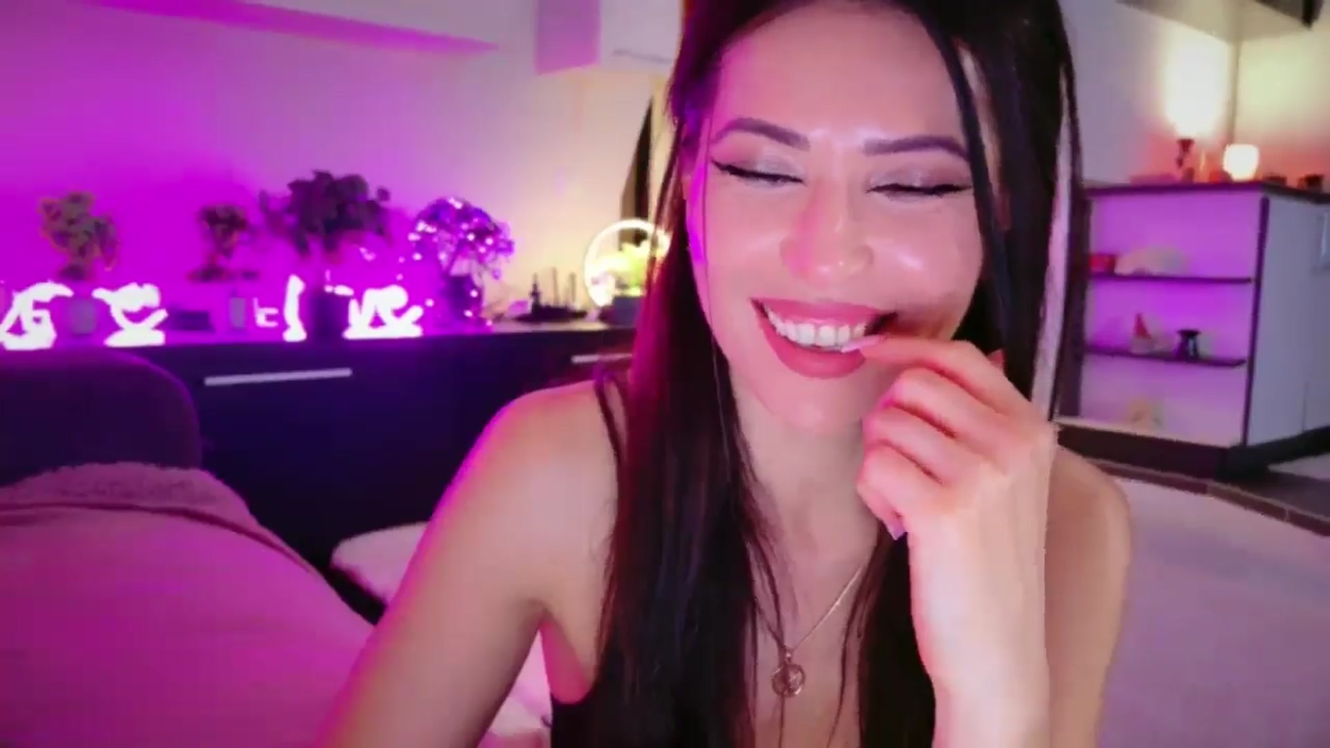 Gallery image thumbnail from SmileyTinaa's myfreecams stream on, 04/11/2026, 24:02 image 2 of 20