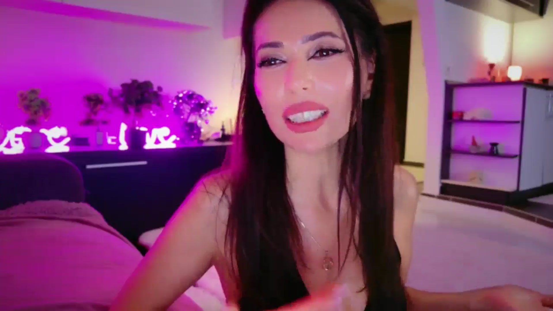Gallery image thumbnail from SmileyTinaa's myfreecams stream on, 04/11/2026, 24:02 image 3 of 20