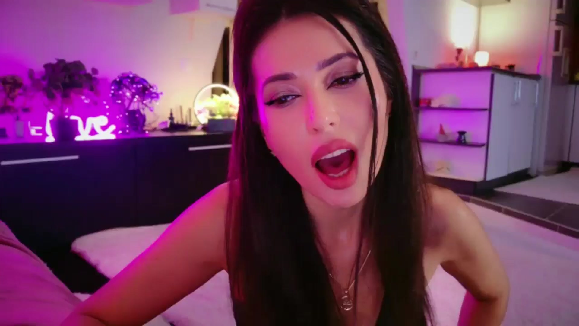 Gallery image thumbnail from SmileyTinaa's myfreecams stream on, 04/11/2026, 24:02 image 1 of 20
