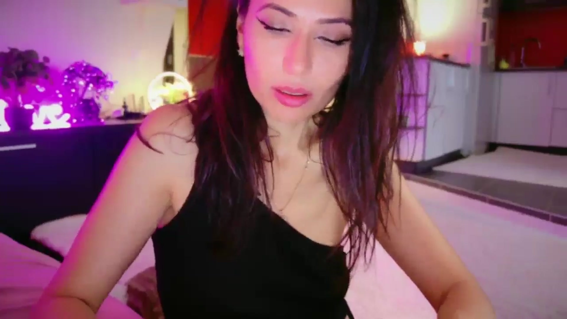 Gallery image thumbnail from SmileyTinaa's myfreecams stream on, 04/11/2026, 08:01 image 13 of 20