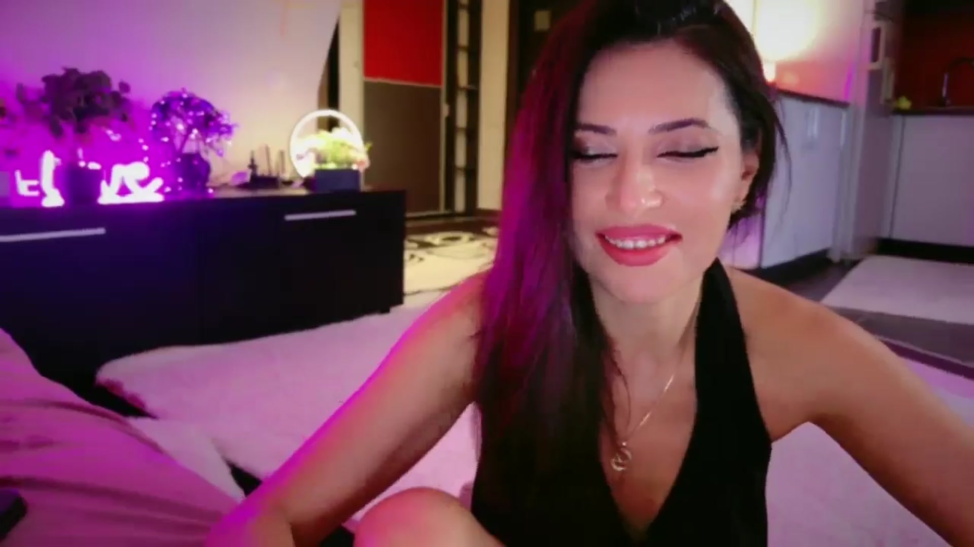 Gallery image thumbnail from SmileyTinaa's myfreecams stream on, 04/16/2026, 21:06 image 17 of 20