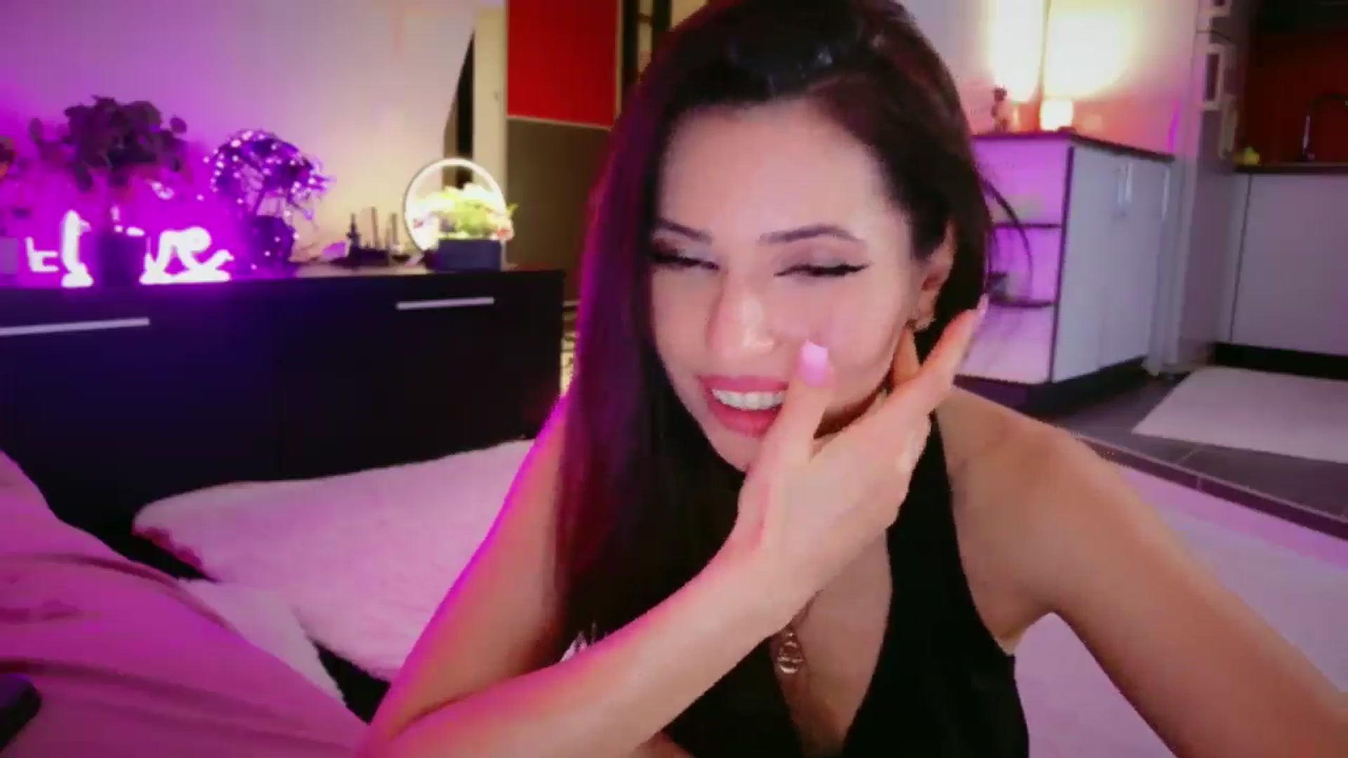 Gallery image thumbnail from SmileyTinaa's myfreecams stream on, 04/16/2026, 21:06 image 18 of 20