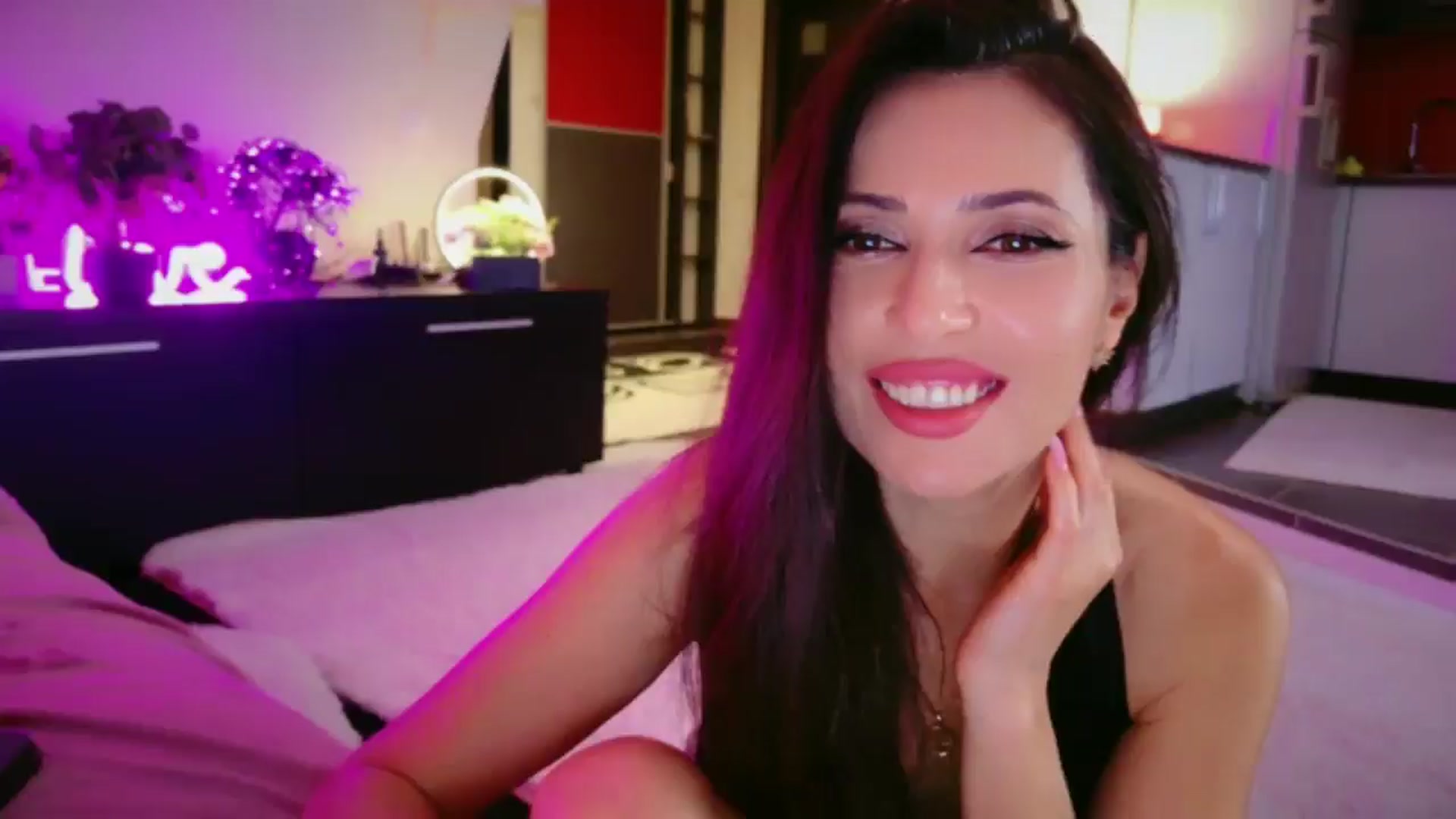 Gallery image thumbnail from SmileyTinaa's myfreecams stream on, 04/16/2026, 21:06 image 14 of 20