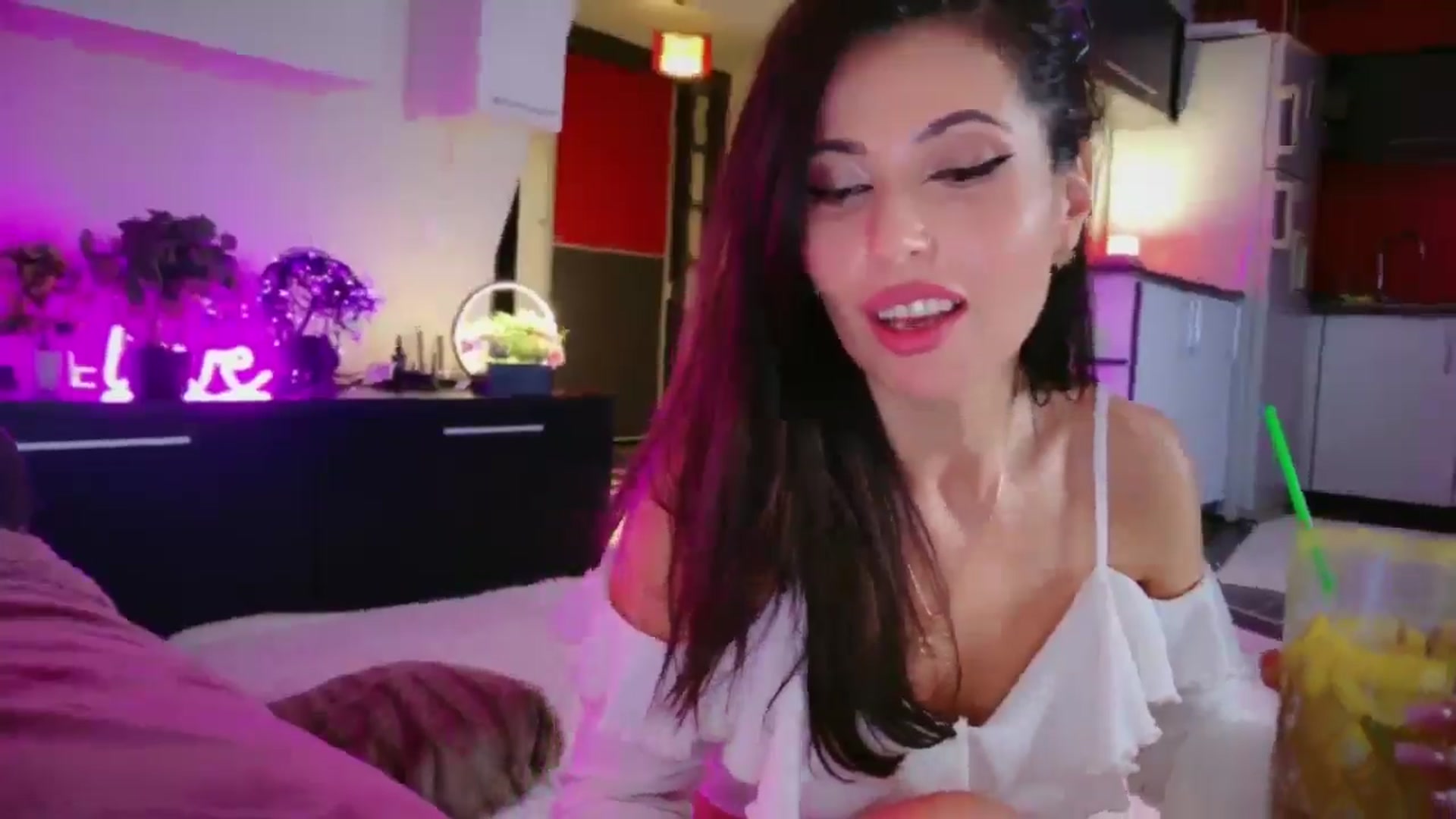 Gallery image thumbnail from SmileyTinaa's myfreecams stream on, 04/18/2026, 01:23 image 11 of 20