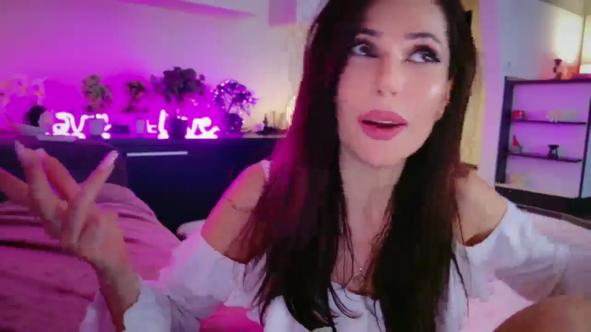 Gallery image thumbnail from SmileyTinaa's myfreecams stream on, 04/18/2026, 01:23 image 13 of 20