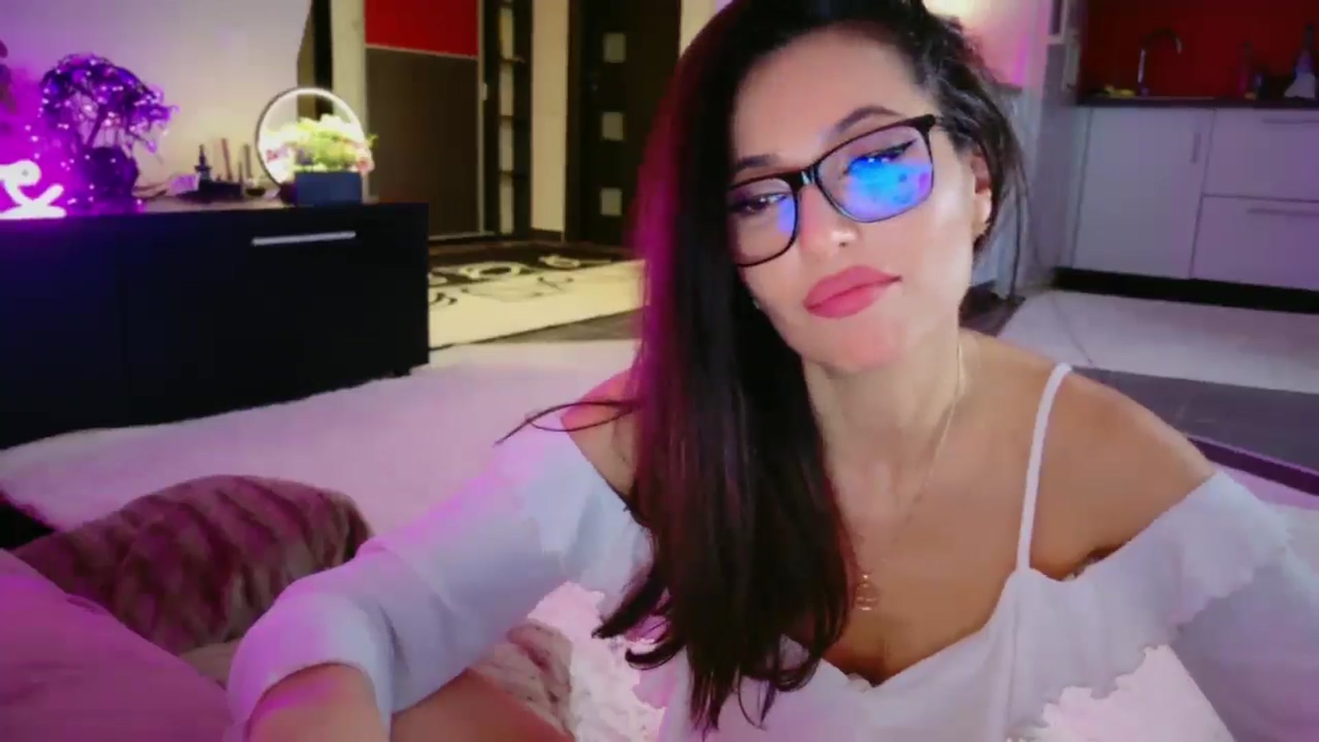 Gallery image thumbnail from SmileyTinaa's myfreecams stream on, 04/18/2026, 01:23 image 17 of 20