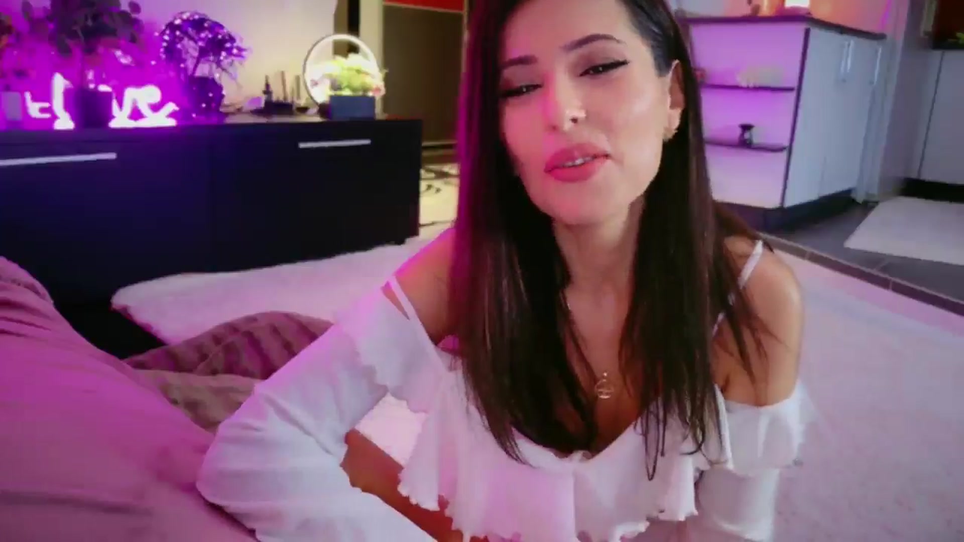 Gallery image thumbnail from SmileyTinaa's myfreecams stream on, 04/18/2026, 01:23 image 2 of 20