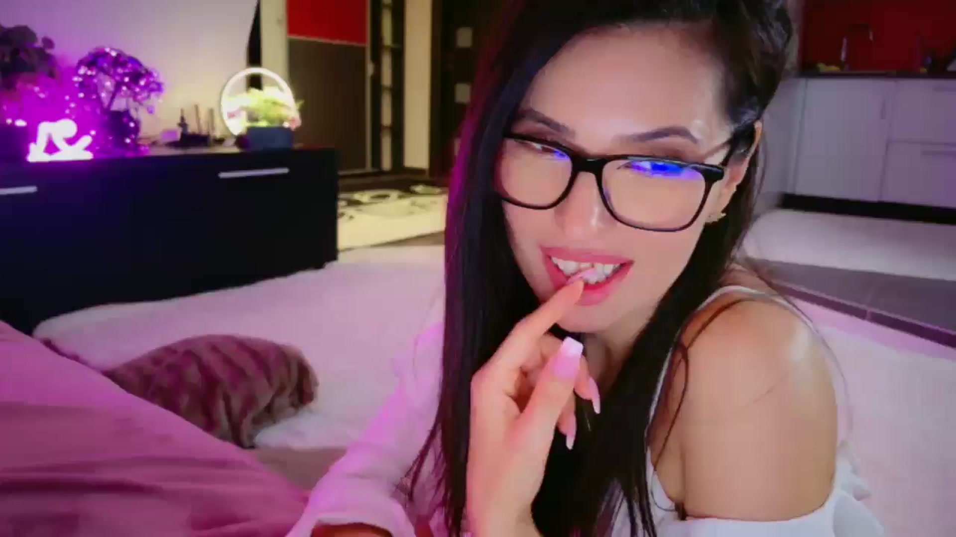 Gallery image thumbnail from SmileyTinaa's myfreecams stream on, 04/18/2026, 01:23 image 14 of 20