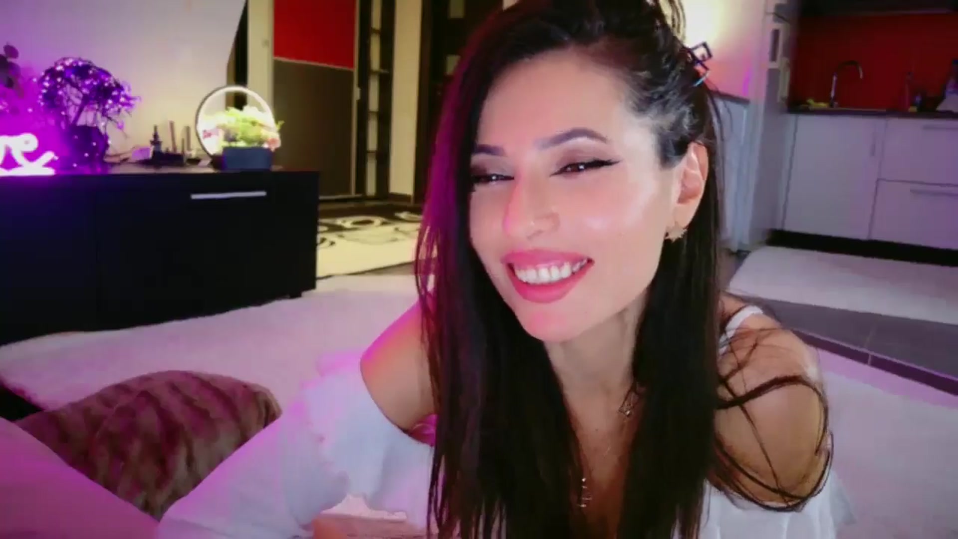 Gallery image thumbnail from SmileyTinaa's myfreecams stream on, 04/18/2026, 01:23 image 12 of 20