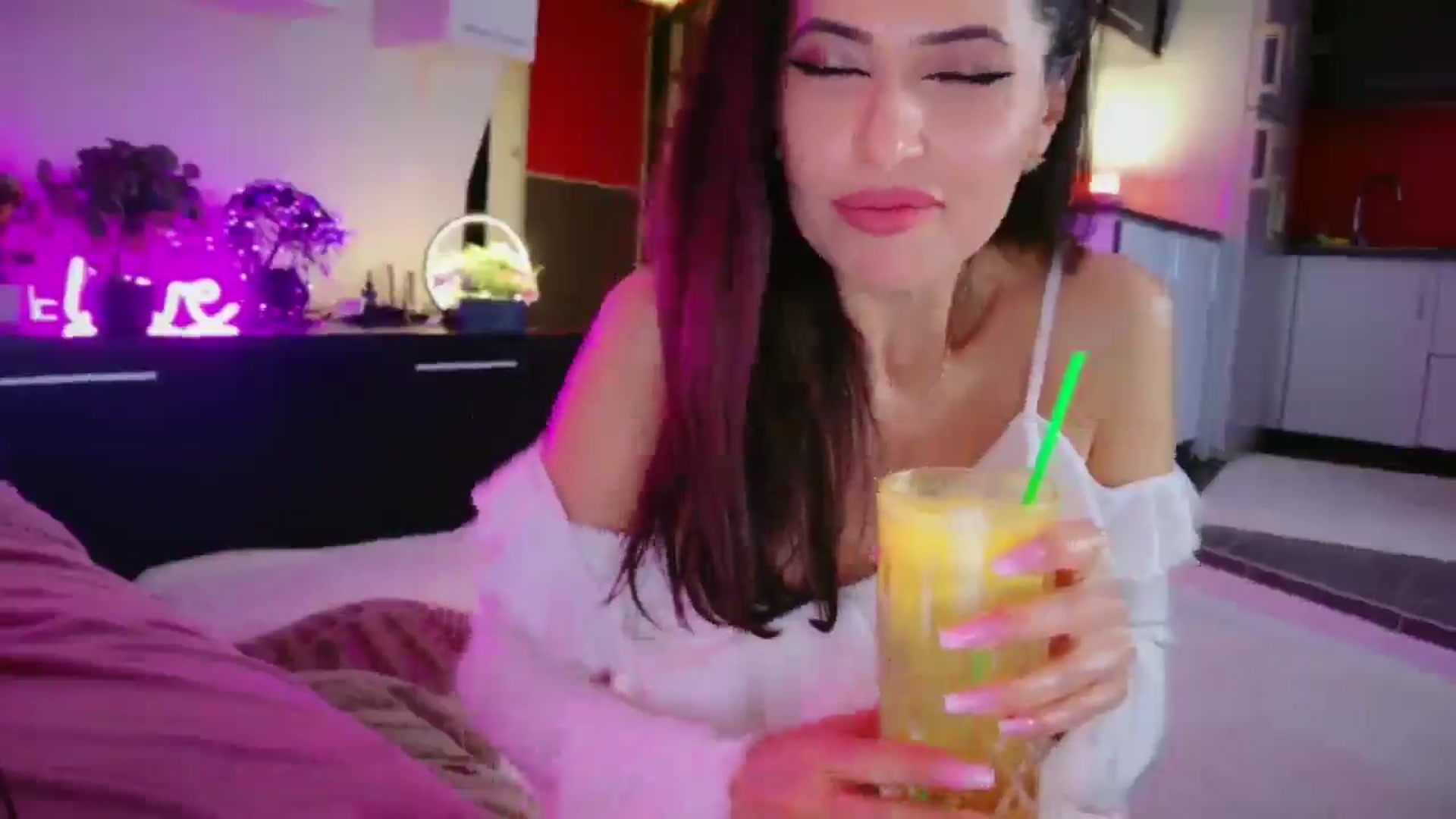Gallery image thumbnail from SmileyTinaa's myfreecams stream on, 04/18/2026, 01:23 image 8 of 20