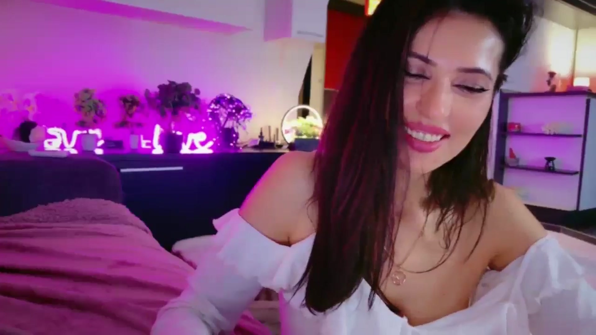 Gallery image thumbnail from SmileyTinaa's myfreecams stream on, 04/18/2026, 04:34 image 2 of 20