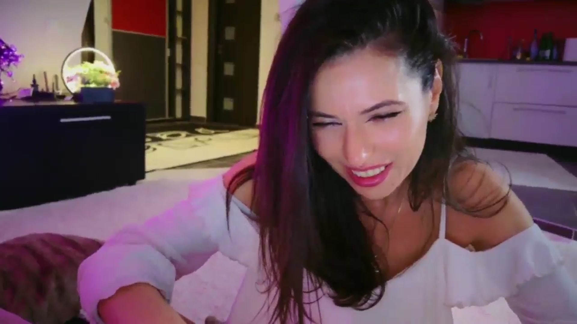 Gallery image thumbnail from SmileyTinaa's myfreecams stream on, 04/18/2026, 06:14 image 12 of 20