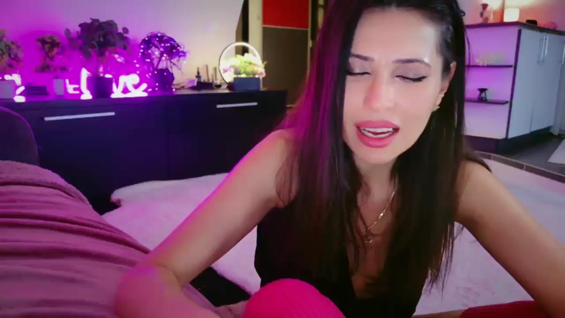Gallery image thumbnail from SmileyTinaa's myfreecams stream on, 04/24/2026, 24:53 image 14 of 20