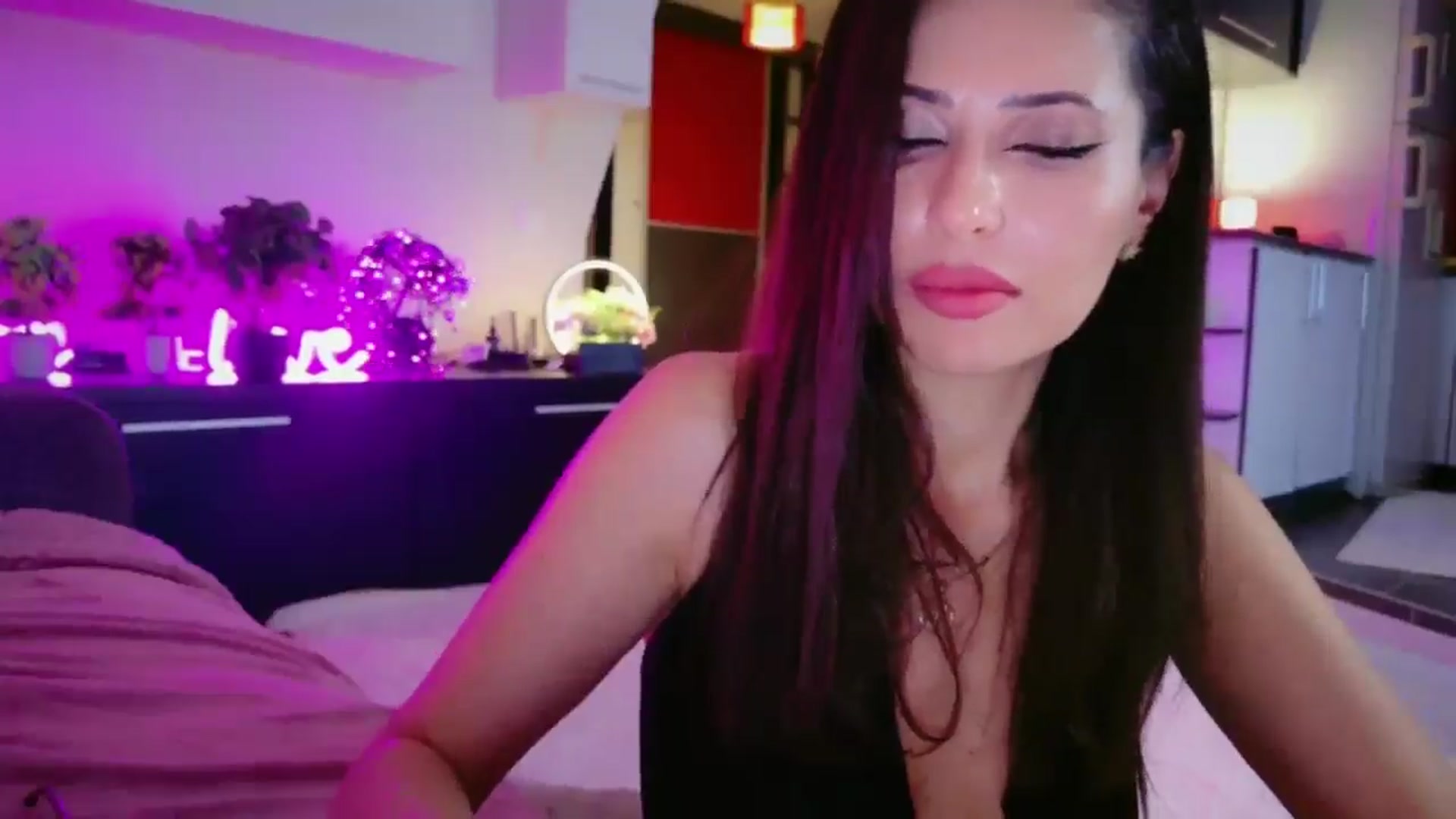 Gallery image thumbnail from SmileyTinaa's myfreecams stream on, 04/24/2026, 24:53 image 5 of 20