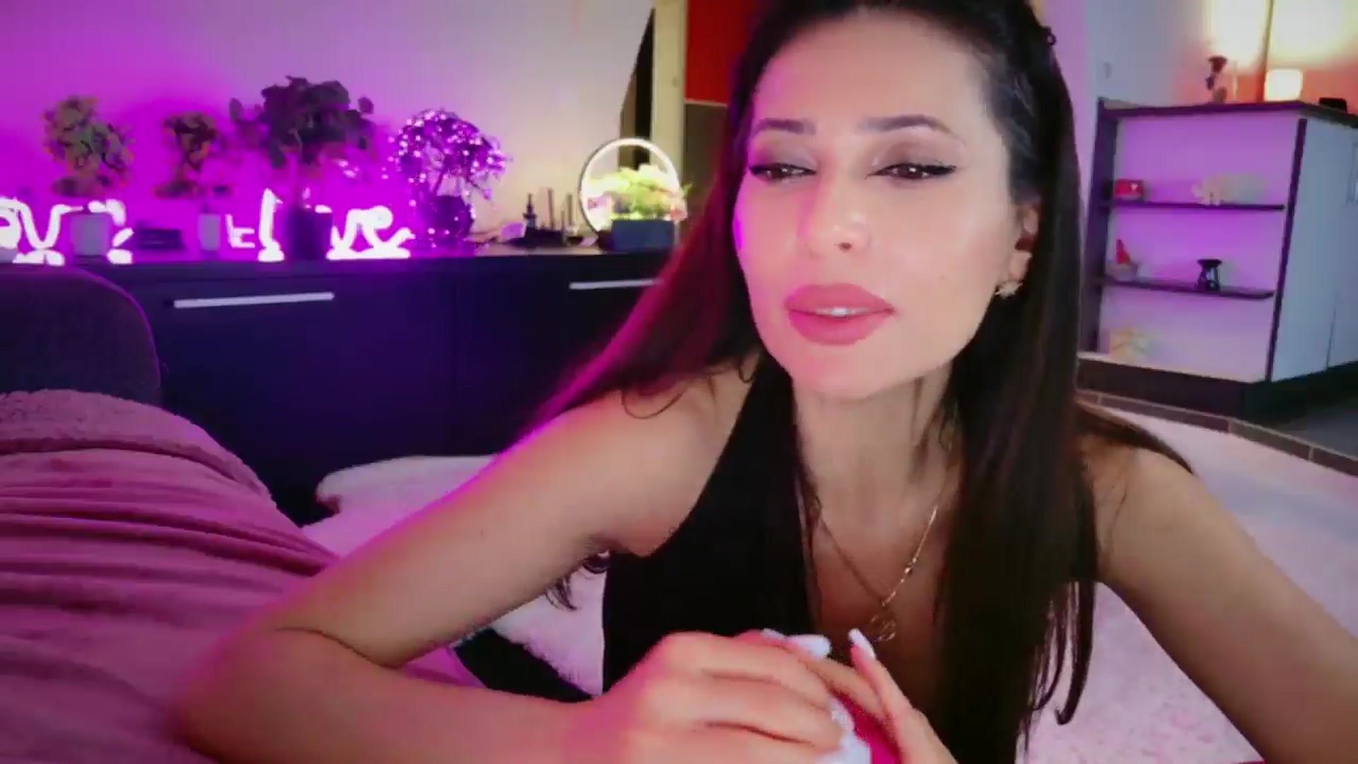 Gallery image thumbnail from SmileyTinaa's myfreecams stream on, 04/24/2026, 24:53 image 12 of 20