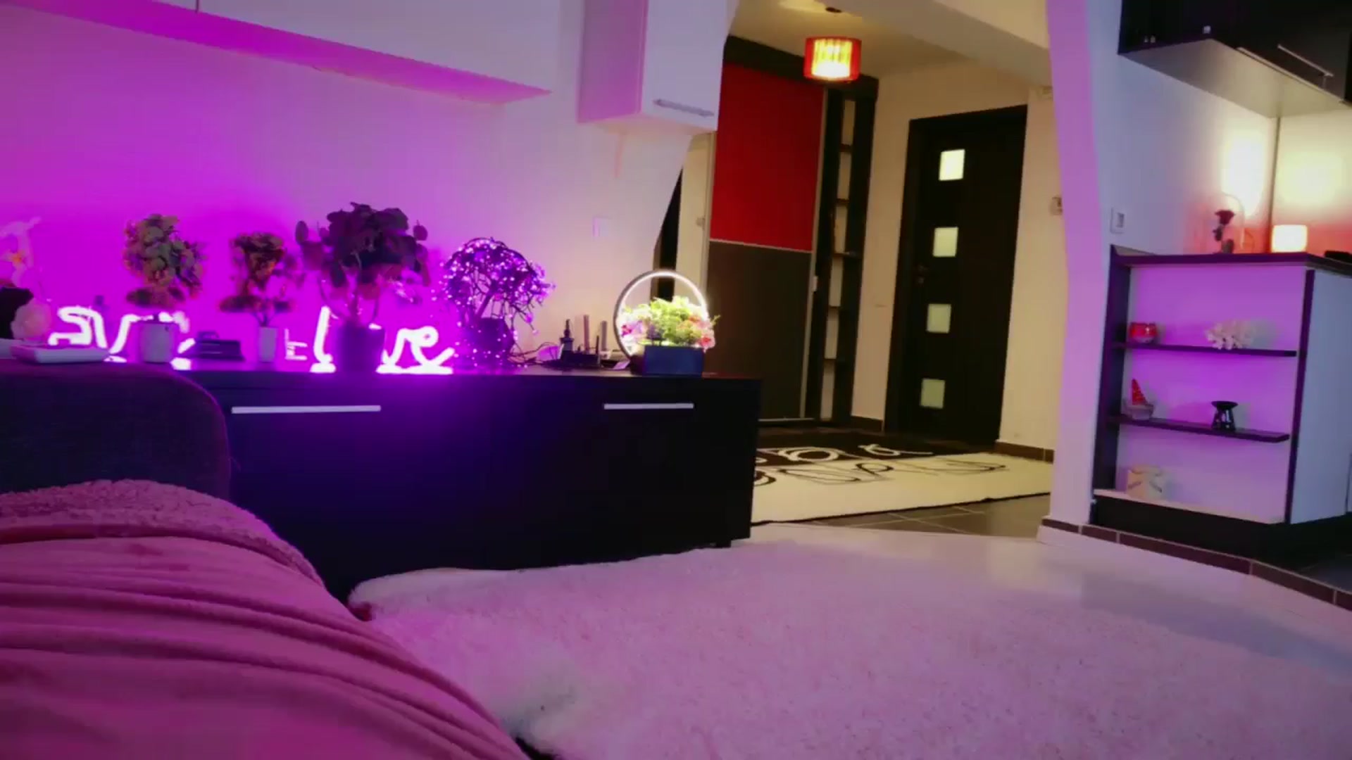 Gallery image thumbnail from SmileyTinaa's myfreecams stream on, 04/24/2026, 24:53 image 19 of 20