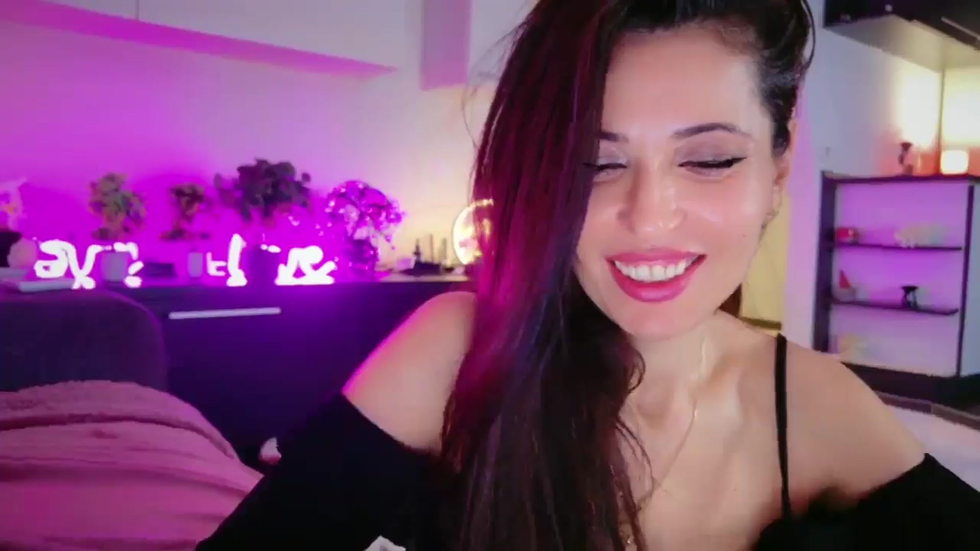 Gallery image thumbnail from SmileyTinaa's myfreecams stream on, 04/24/2026, 05:34 image 17 of 20